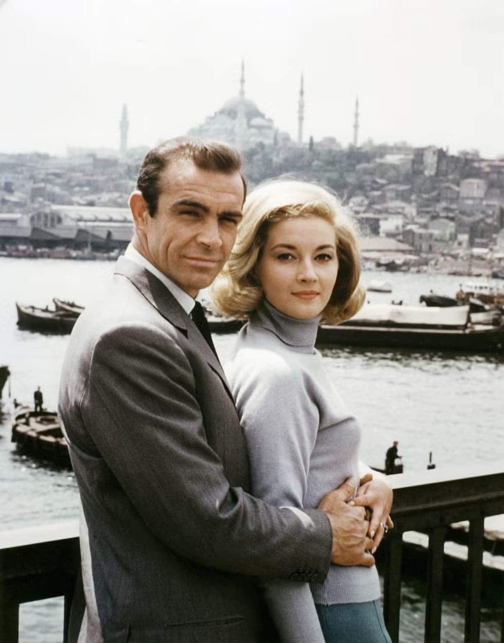 Behind the scenes with Sean Connery and Daniela Bianchi in 1963!
