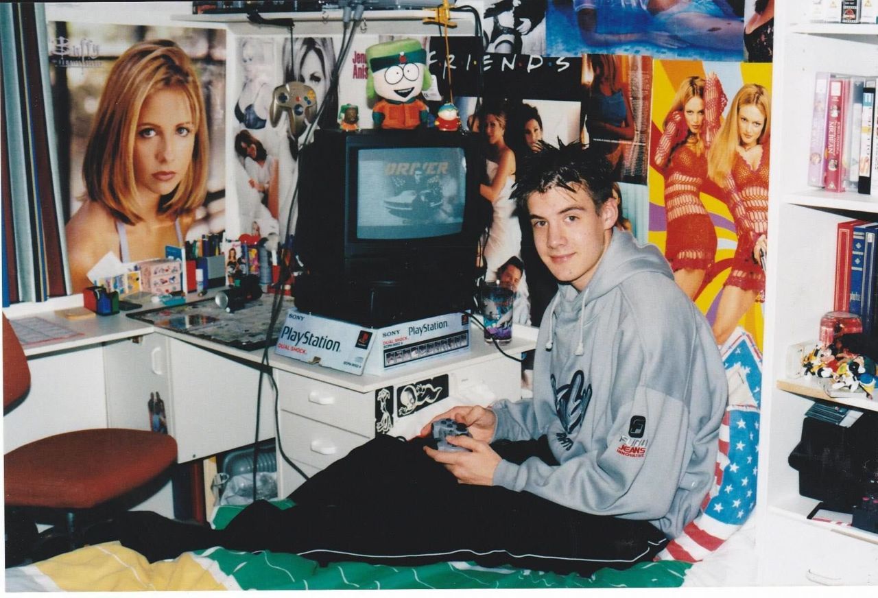 Nostalgic Y2K Vibes: A Look Back at Computer and TV Room Aesthetics from Over 20 Years Ago