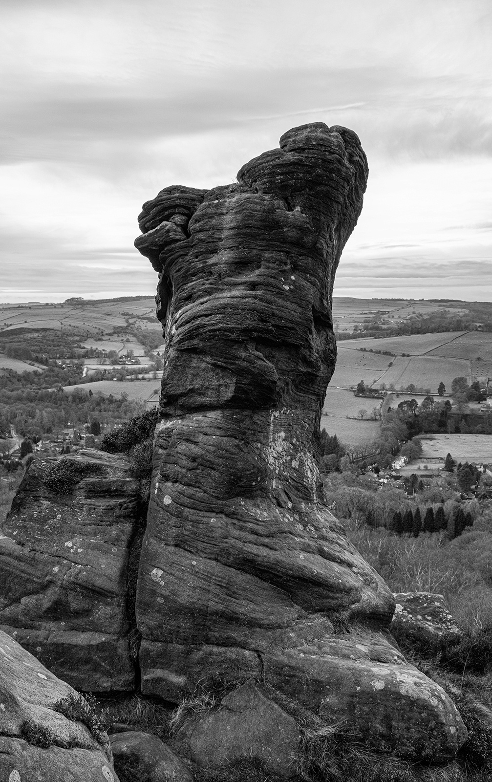 Exploring the breathtaking Froggatt Pinnacle.