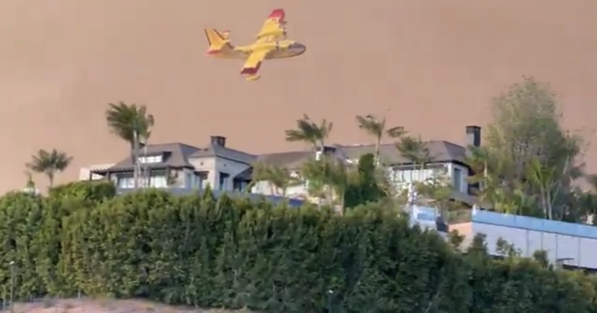 Canadian Water Bomber Battling Fires in Los Angeles