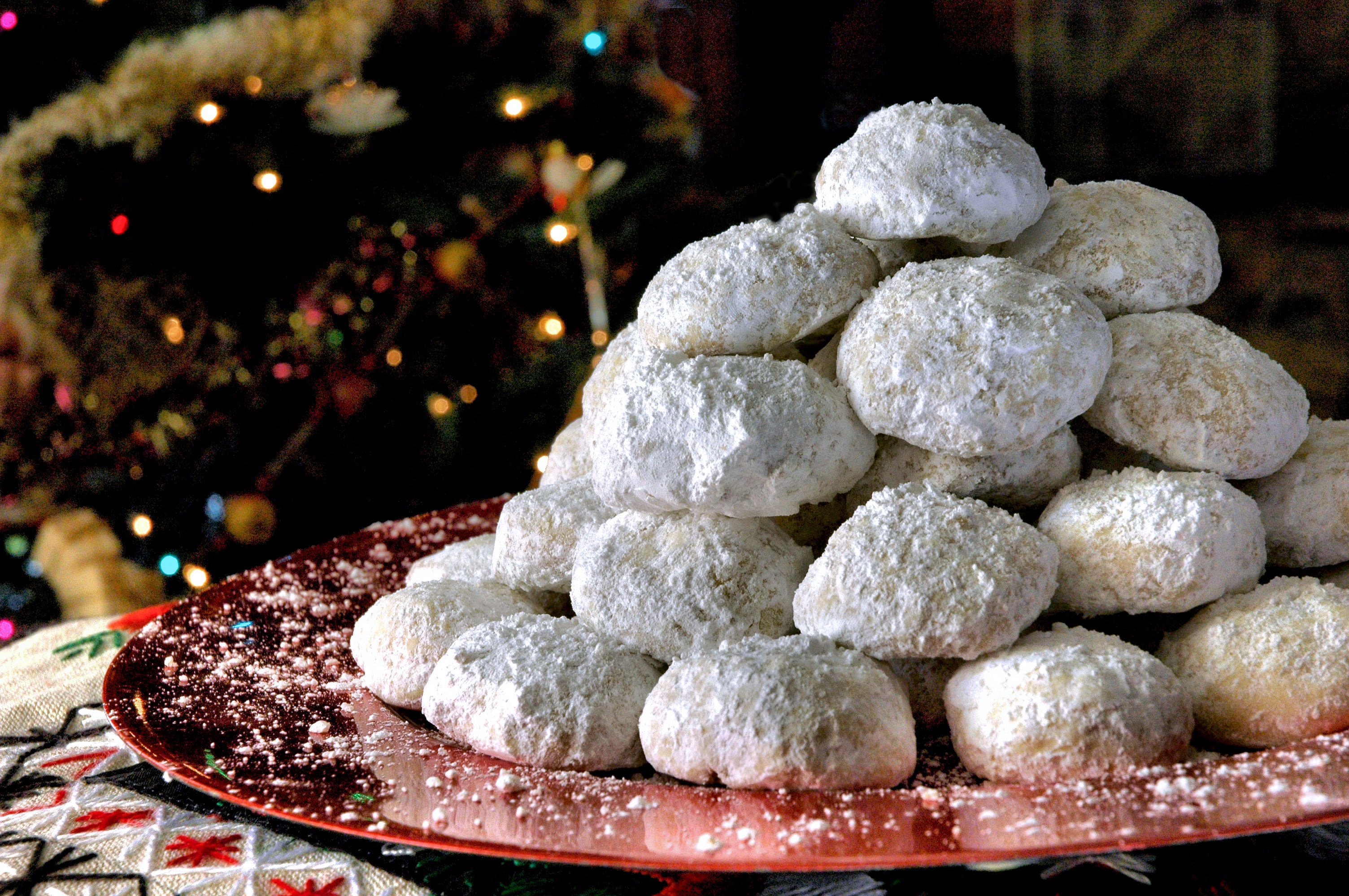 Delightful Kourabiedes: A Sweet Greek Treat