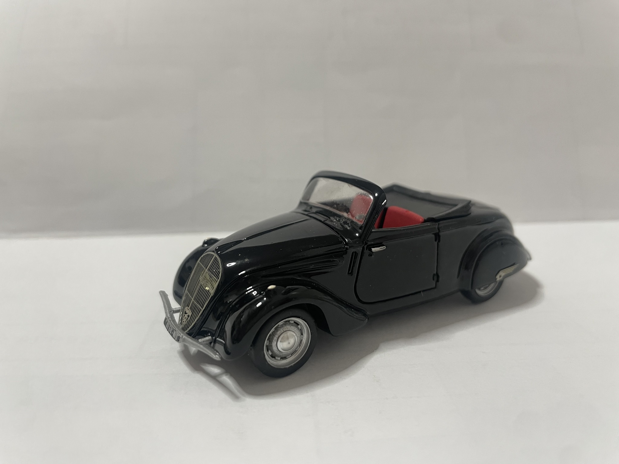 Peugeot 202 Cabriolet by Paradcar: 1/43 Scale