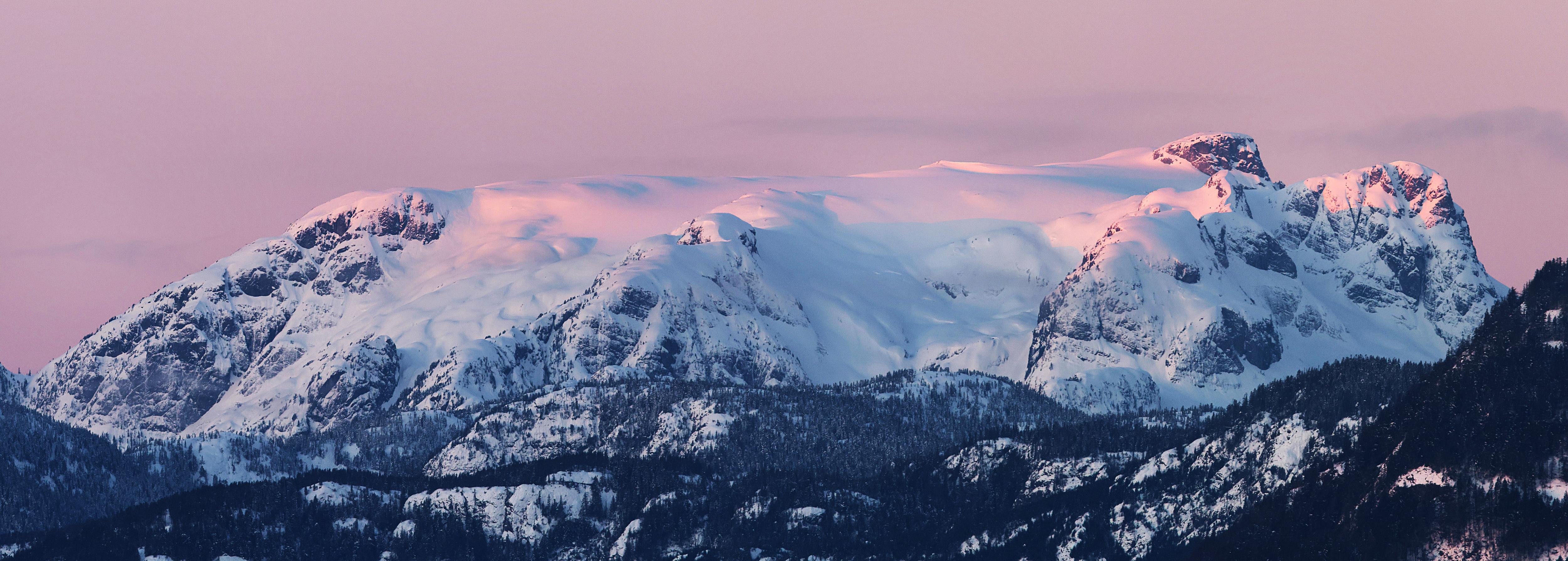 A Breathtaking Glacier Bathed in the Glow of Sunrise