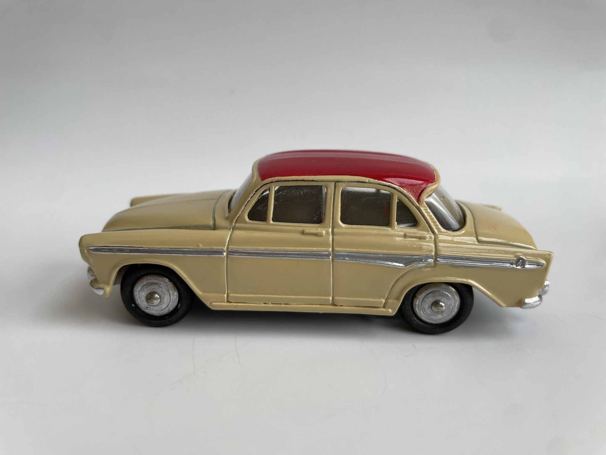 Simca Aronde P60: A Dinky Toy Classic in 1/43 Scale