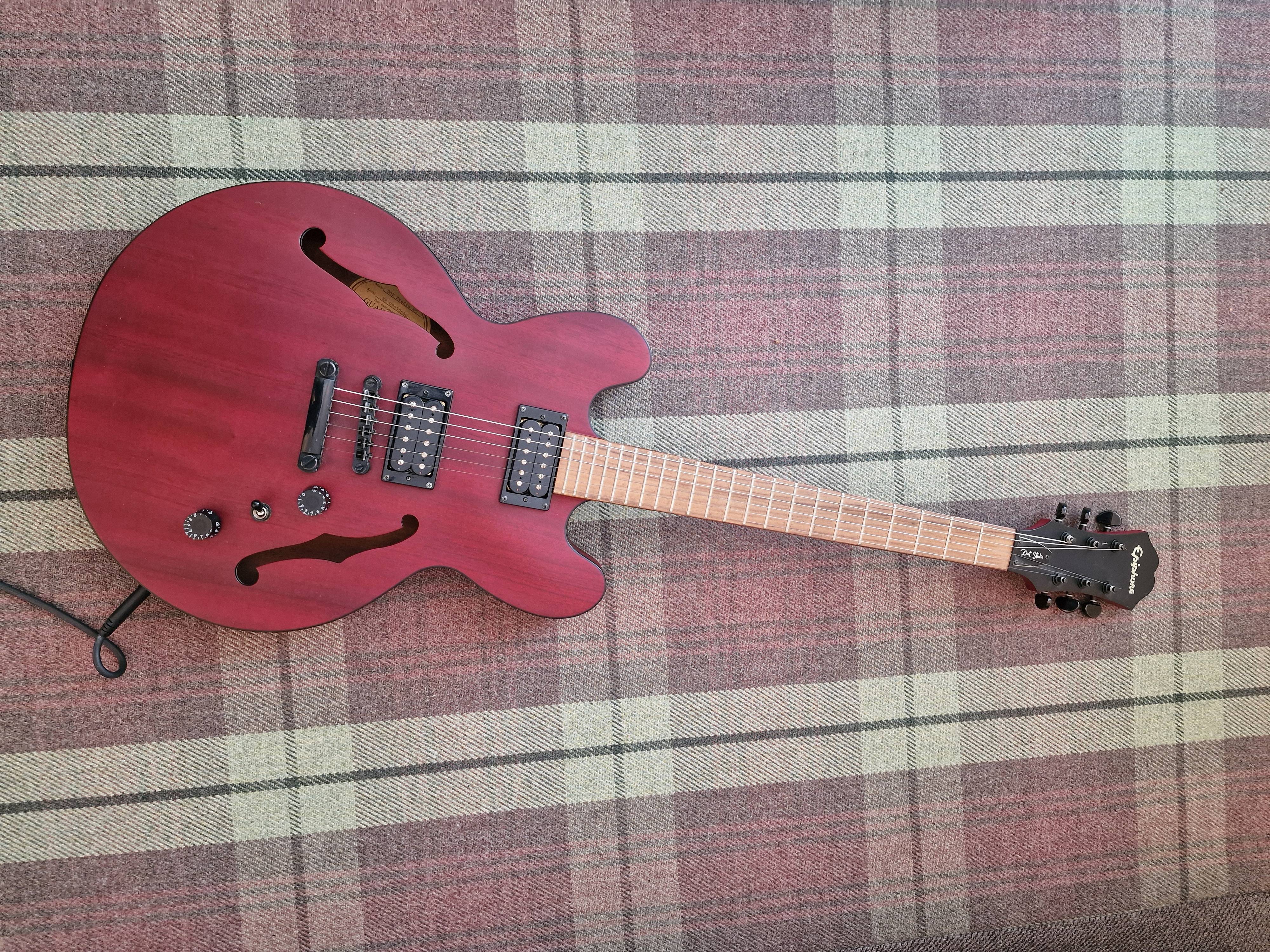 Epiphone Dot Studio in Worn Cherry Finish