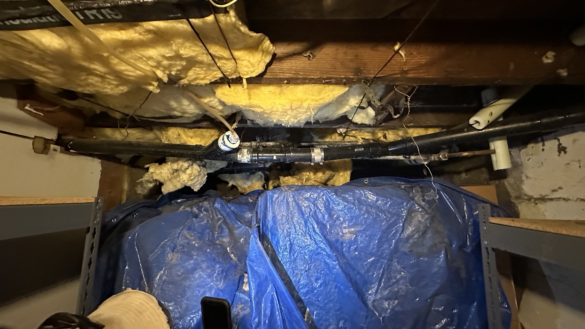 Fixing the belly in the kitchen and laundry drain pipe.