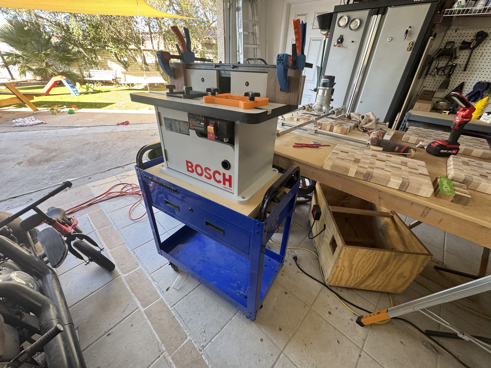 Innovative Rolling Cart Featuring a Router Table