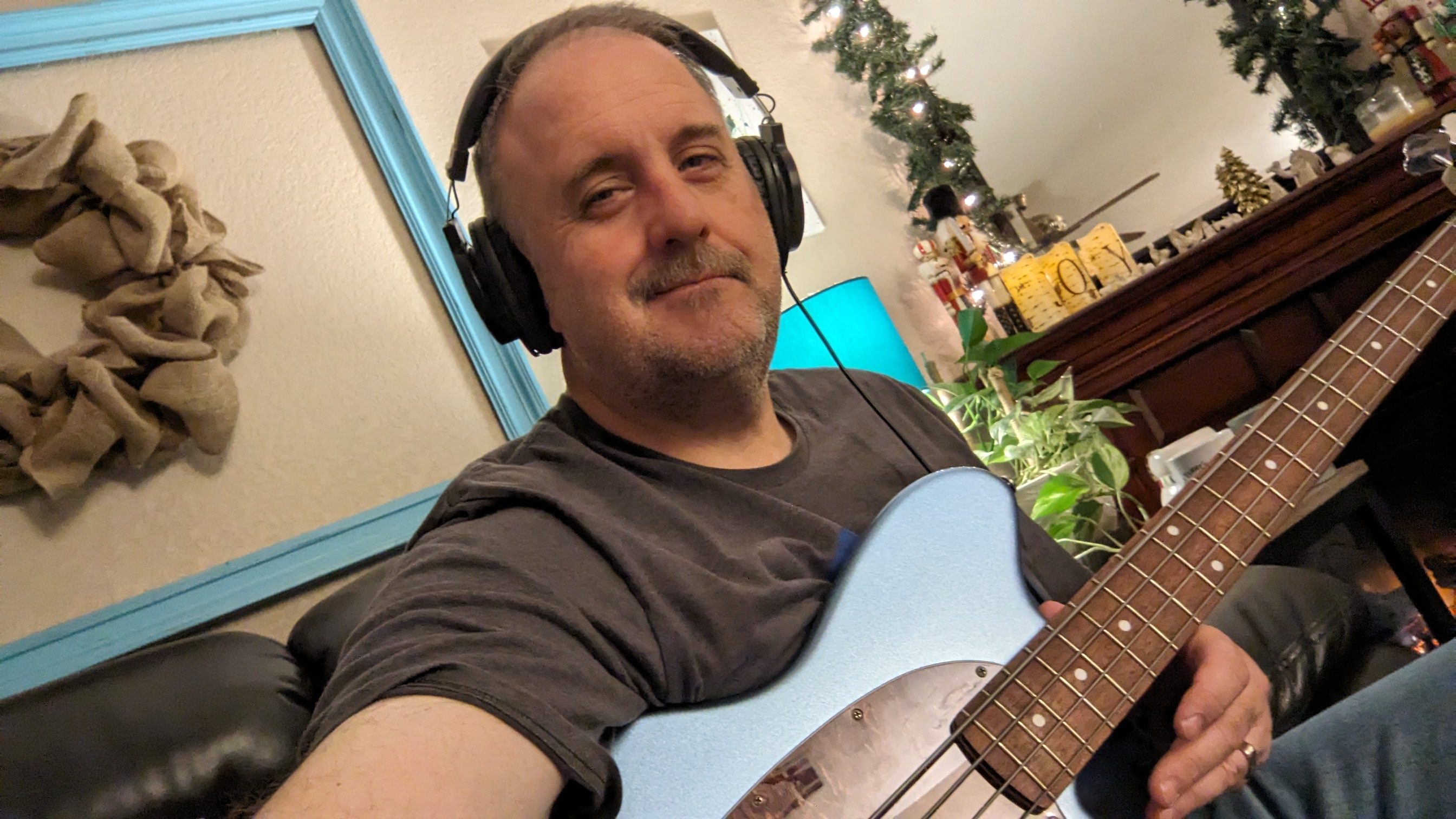 Just Got My First Bass! Starting with a Blues Shuffle—Share Your Tips and Jokes!
