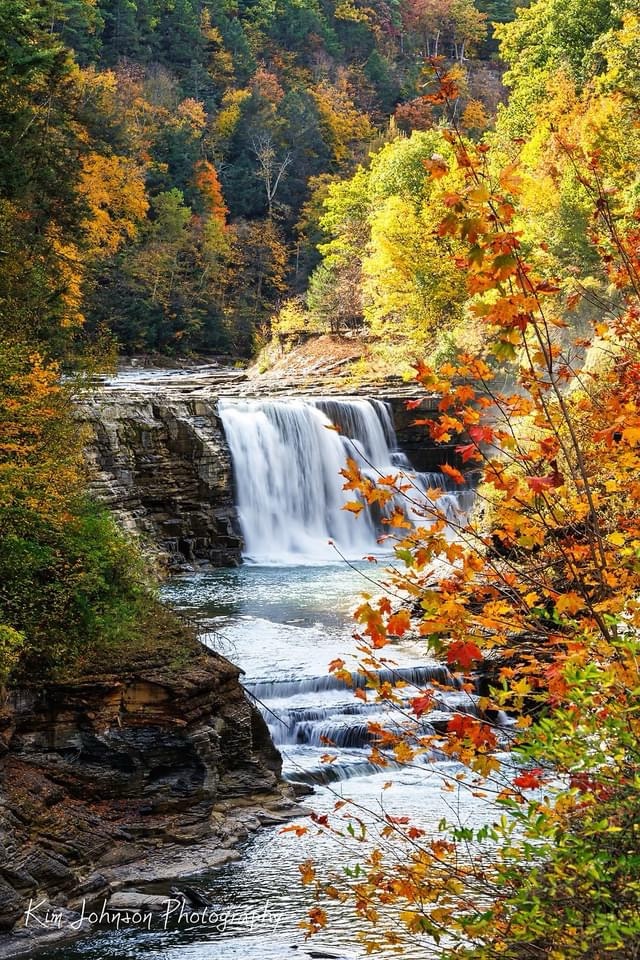 Breathtaking Waterfall: Nature's Masterpiece!