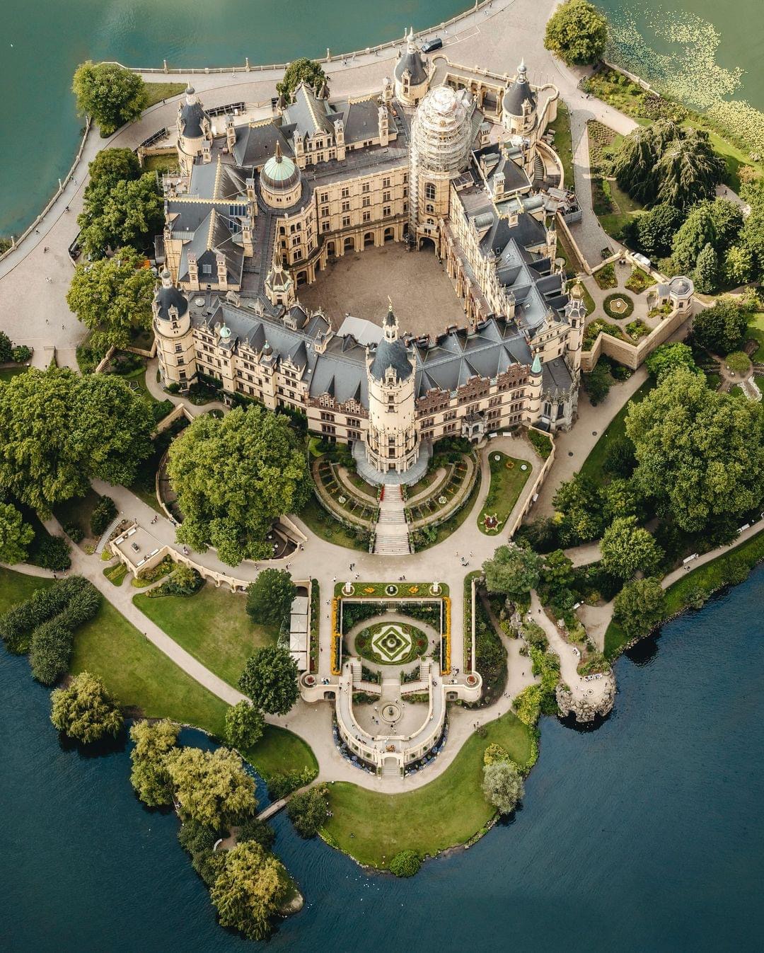 Exploring the Parliament of Mecklenburg-Vorpommern
