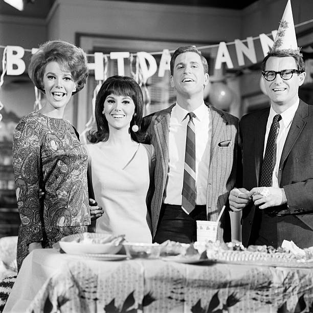 Throwback to the Iconic Cast of 'That Girl' (1967)