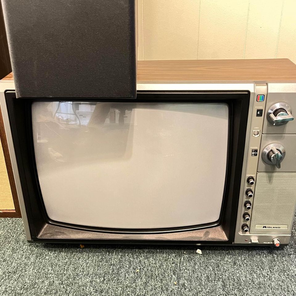 Throwback to the Midland 19" CRT TV (Model 15-217) from June '84 (featuring LG chassis)
