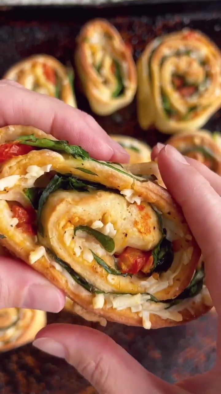 Indulge in Cheesy Garlic Pizza Pan Wheels!