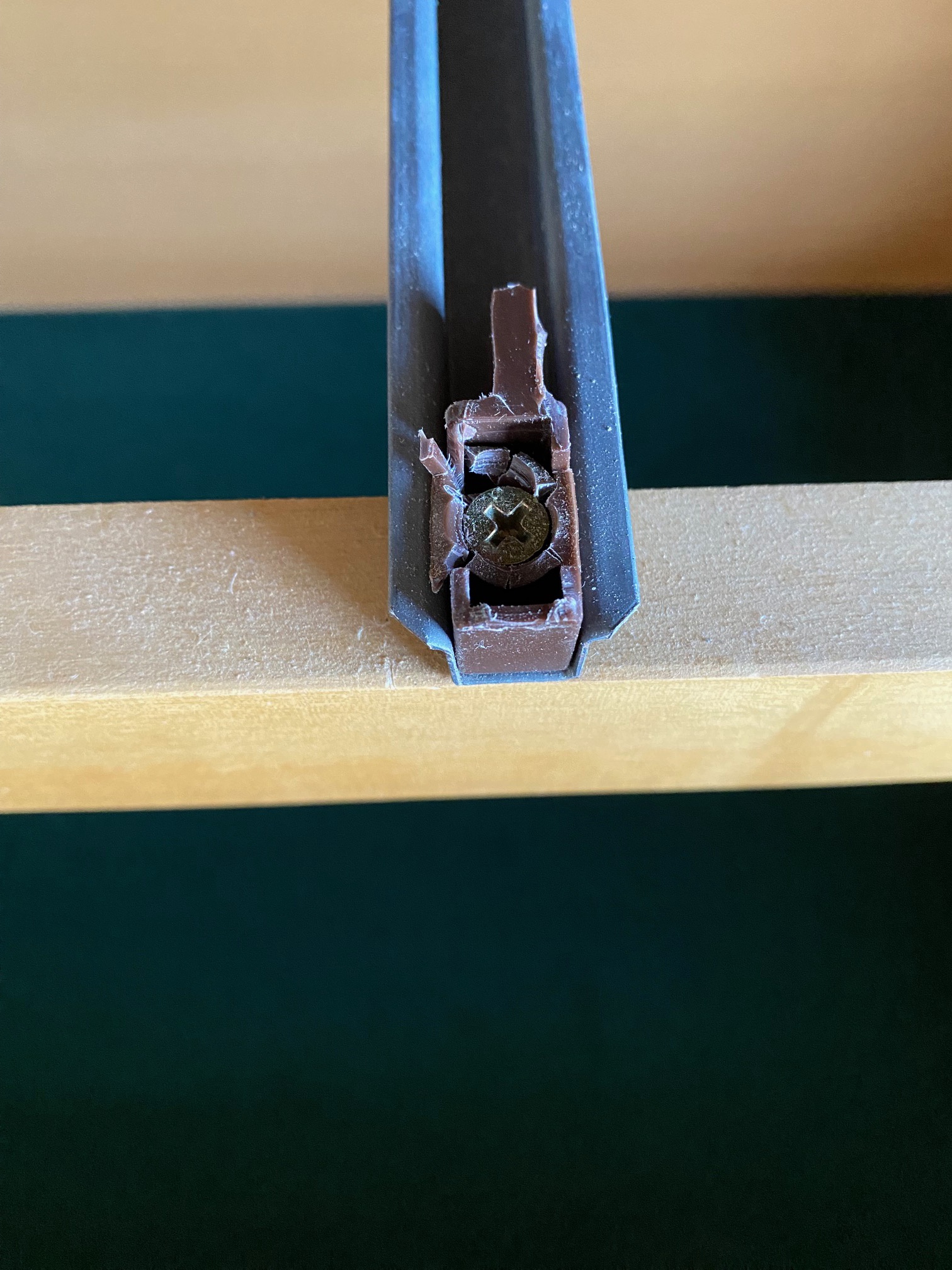 Help needed: Can anyone identify this drawer slide component?