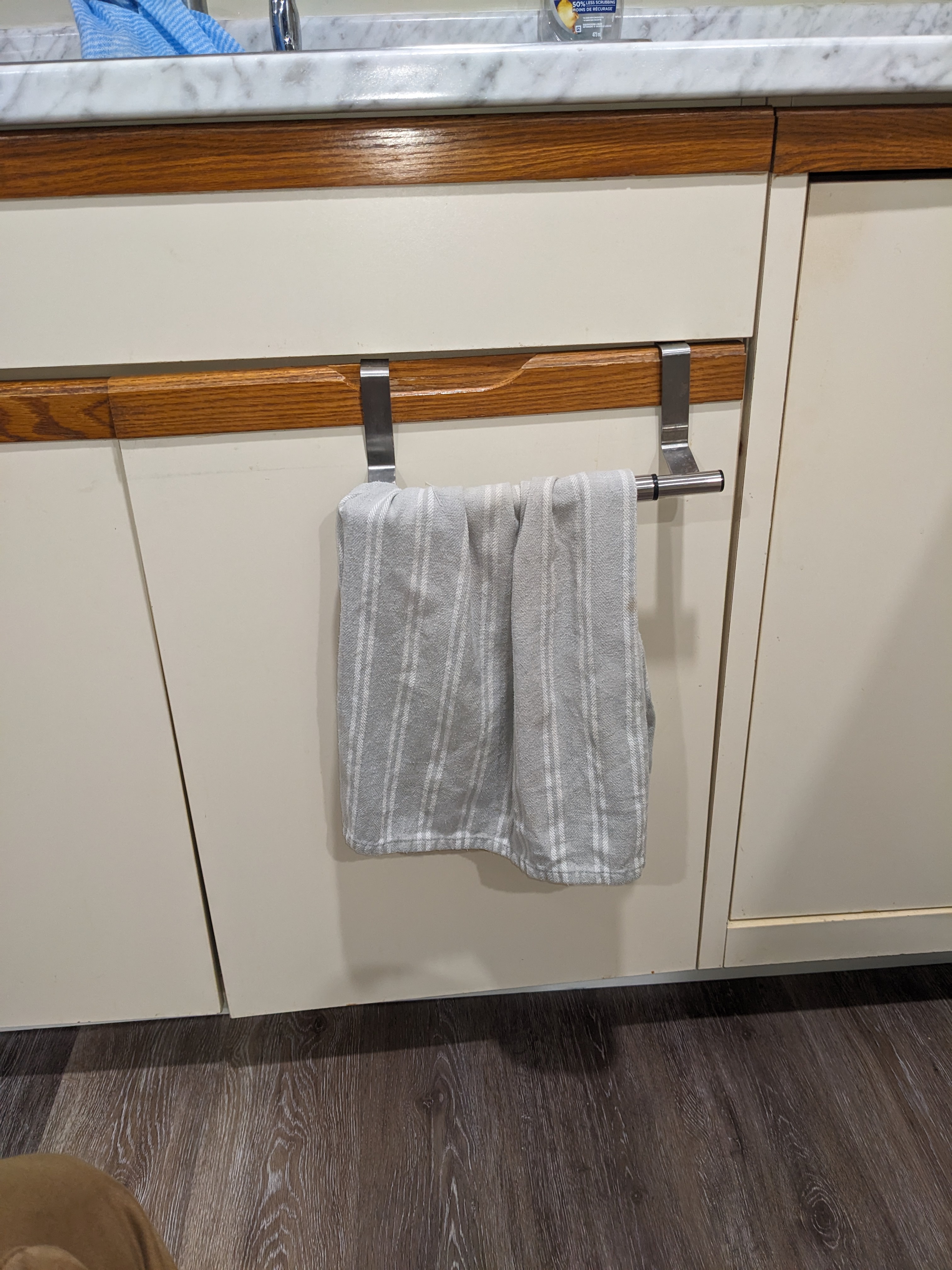 Struggling to align this door, could it be a broken hinge?