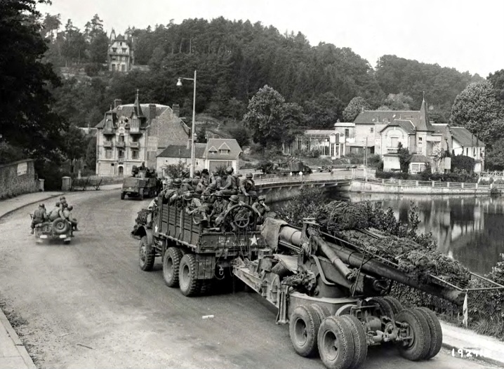 Heavy American Artillery Convoy, 1944: A Historic Journey