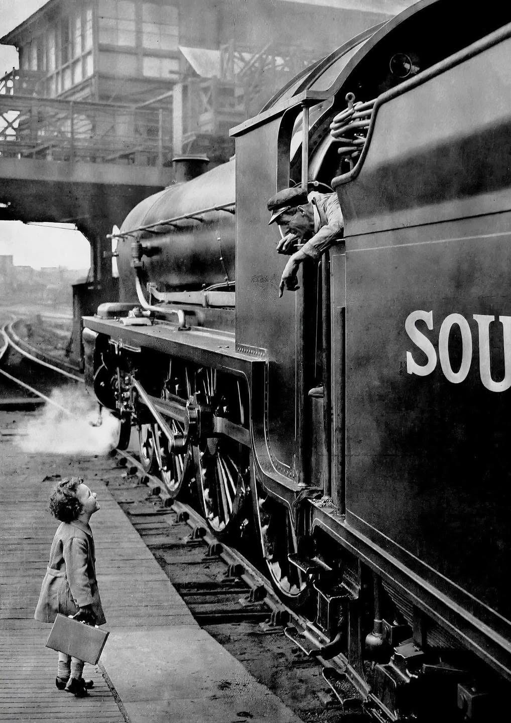 A Heartwarming Farewell: A Little Girl Chats with Her Train Driver Dad Before His Journey to Brighton in 1931