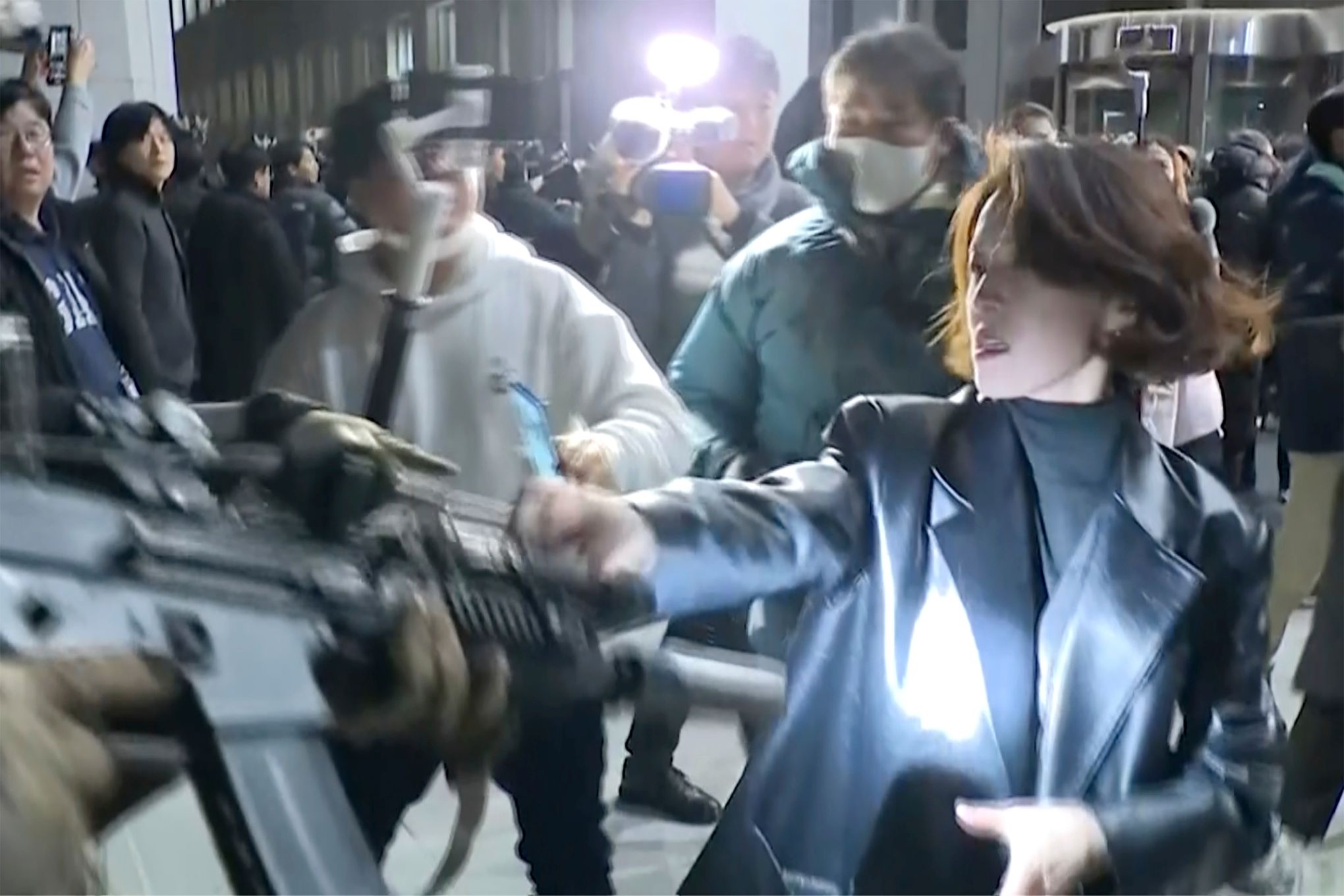 An Gwiryeong challenges a soldier: 'Aren't you embarrassed?'