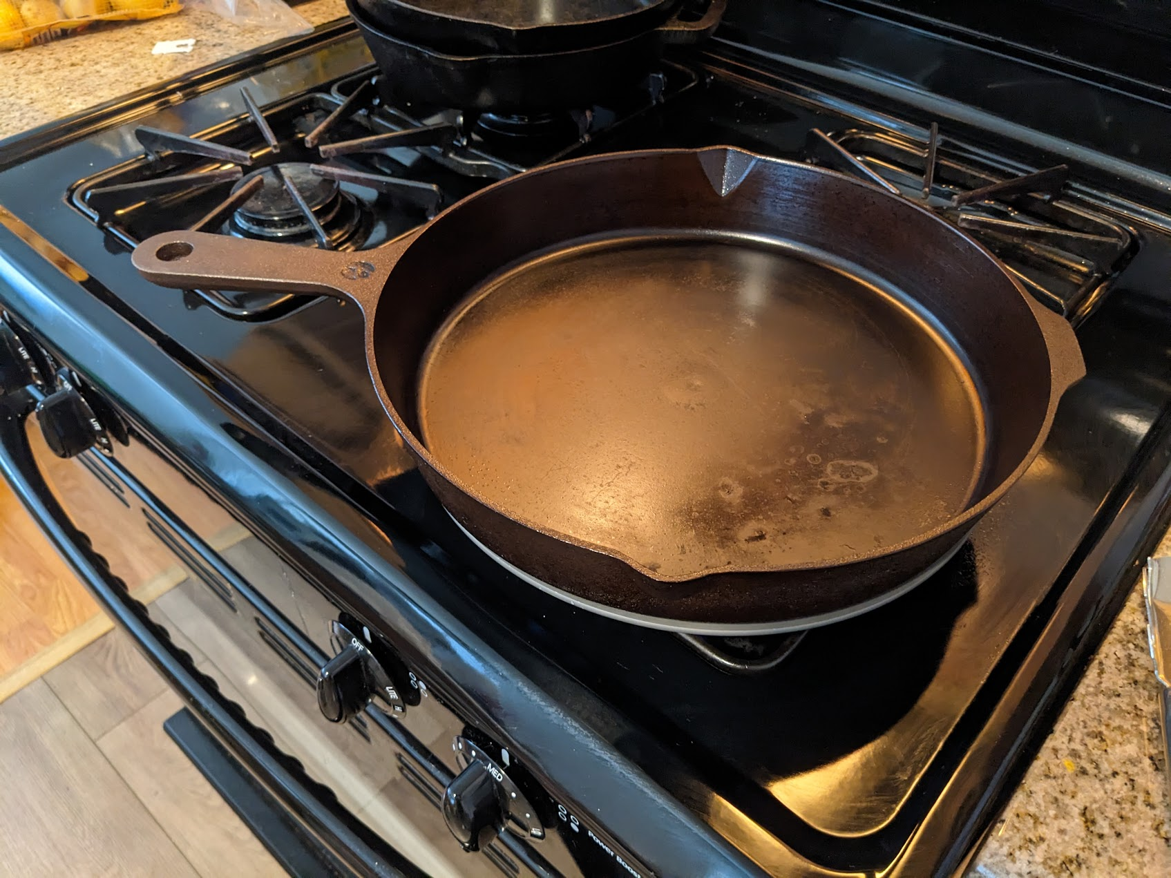 Cast Iron Cookware: Mastering Heat Retention but Struggling with Even Cooking