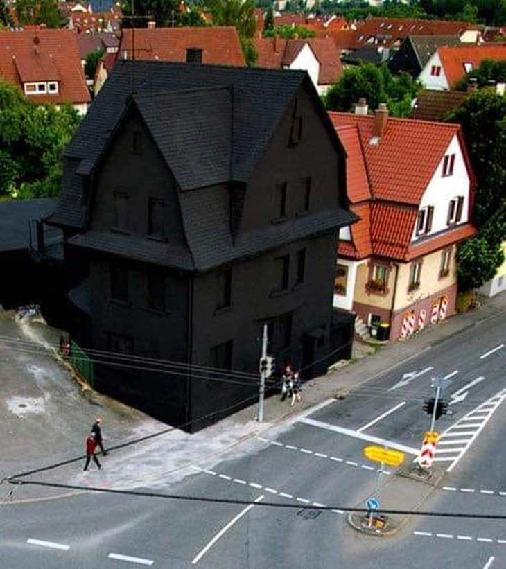 Haus in Schwarz: An intriguing art installation by Eric Sturm and Simon Jung in Möhlingen, Germany