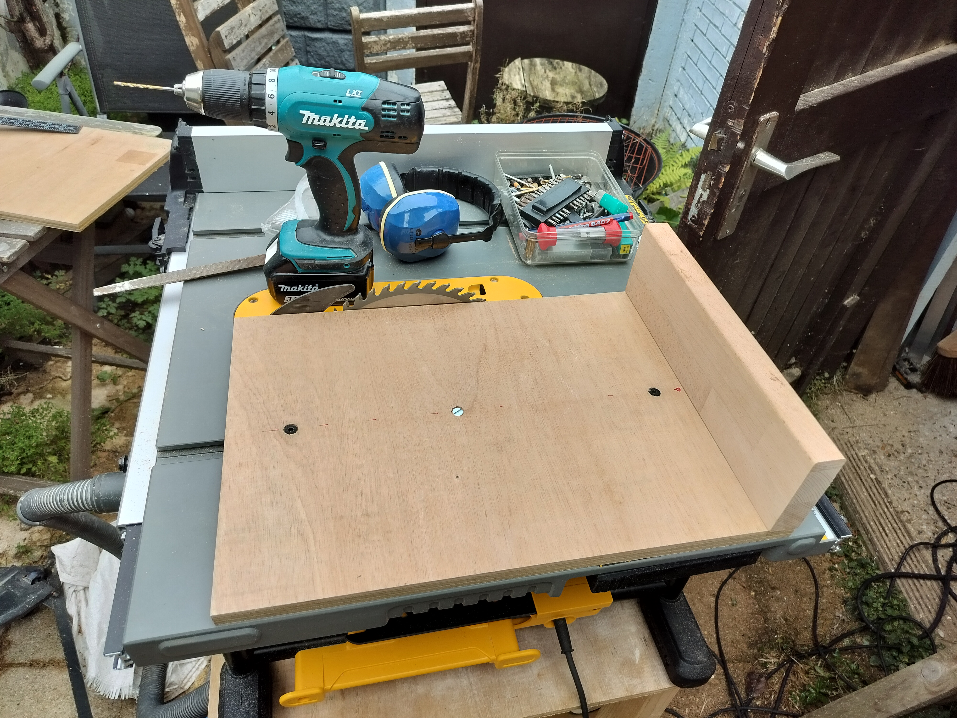 Crafting two sawtable jigs for precision work.