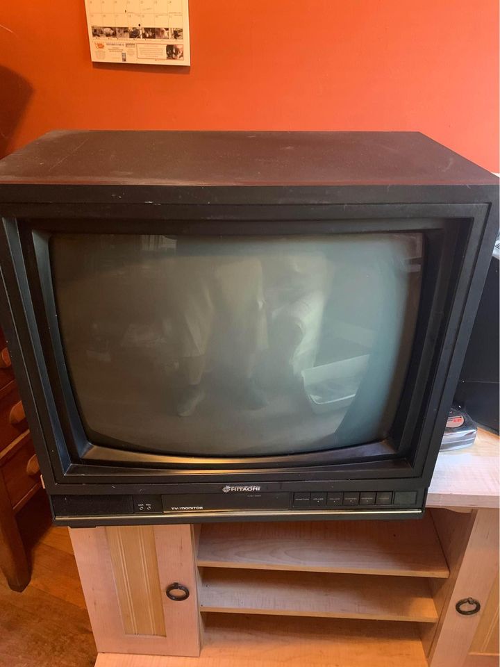 Vintage Hitachi 19" CRT TV from December '85