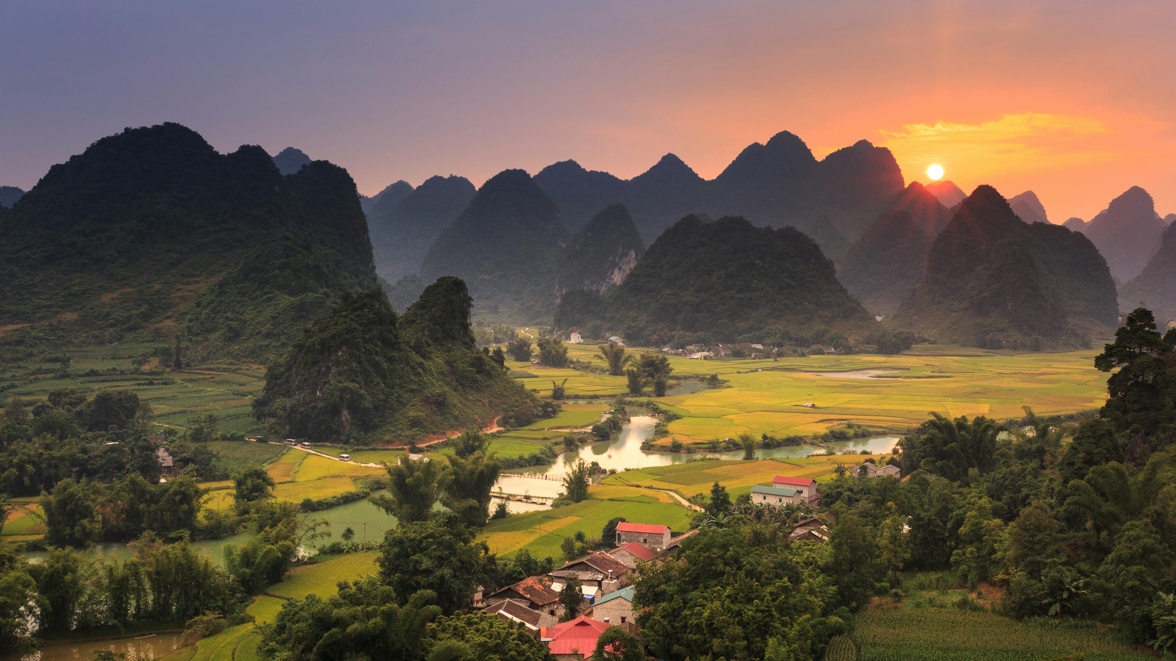 Breathtaking Sunset Over the Vibrant Vietnamese Valley