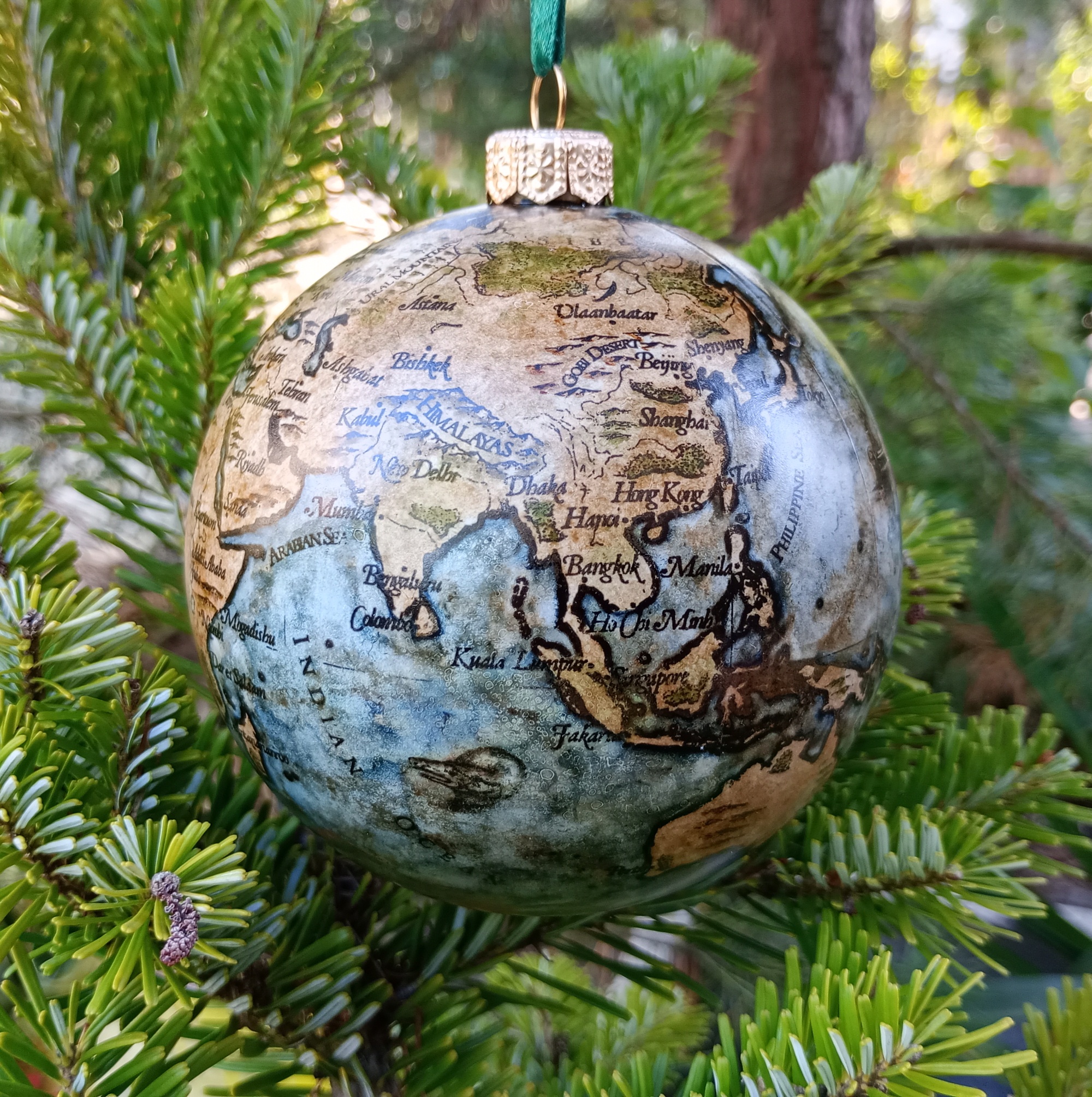 Crafting unique globe-themed Christmas baubles by hand