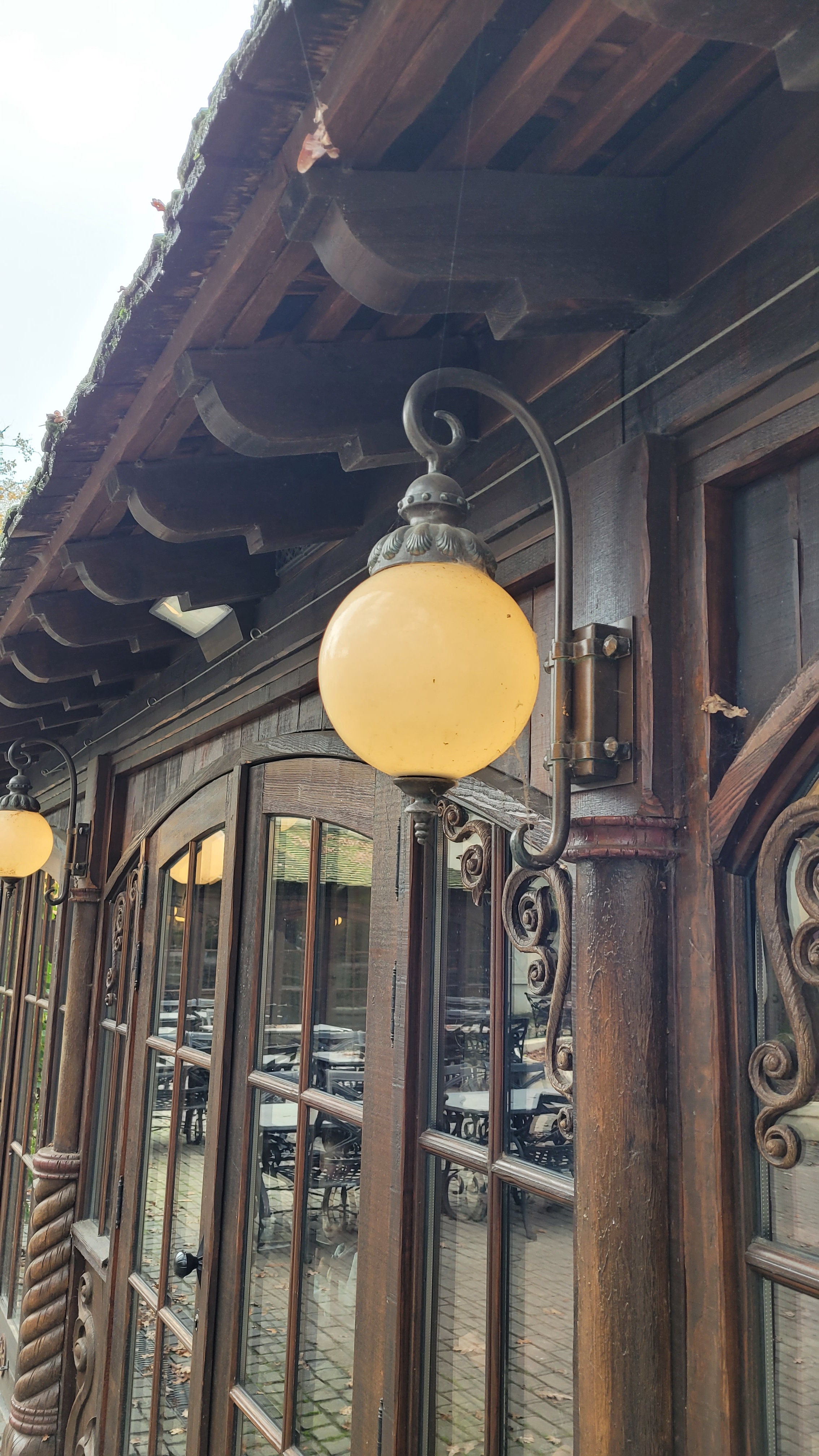 At the Efteling theme park, the details are simply magical. Check out these lamp posts in the Fantasierijk area!