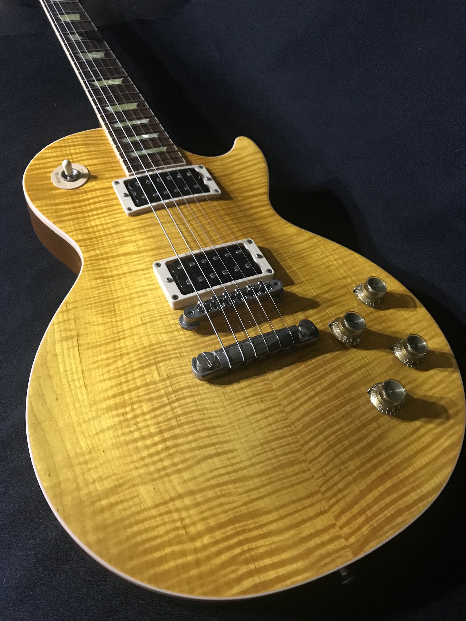Gibson Les Paul Classic '01: The Stunning Amber Premium Plus
