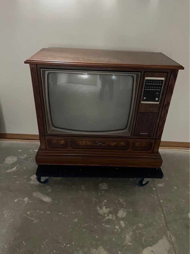Vintage Panasonic 25" CRT TV (Model PC-26K22) from June '83