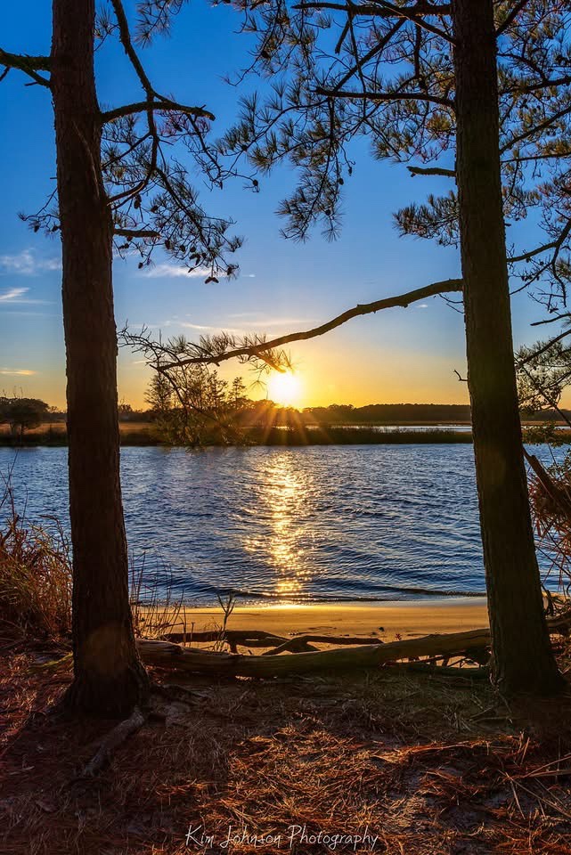 Stunning Sunset: Nature's Colorful Goodbye