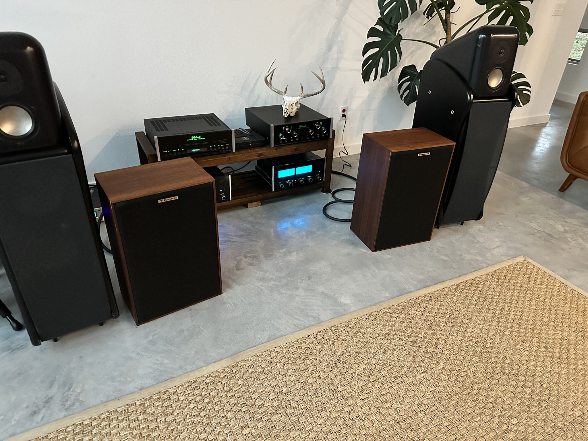 Check out my latest vintage audio project: I just refurbished a stunning pair of Klipsch KG4 speakers from 1988, and they sound absolutely amazing!
