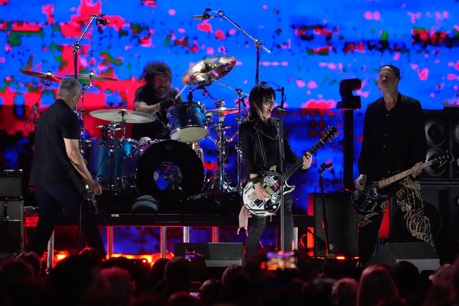 Joan Jett rocking out with Nirvana at the FireAid benefit concert