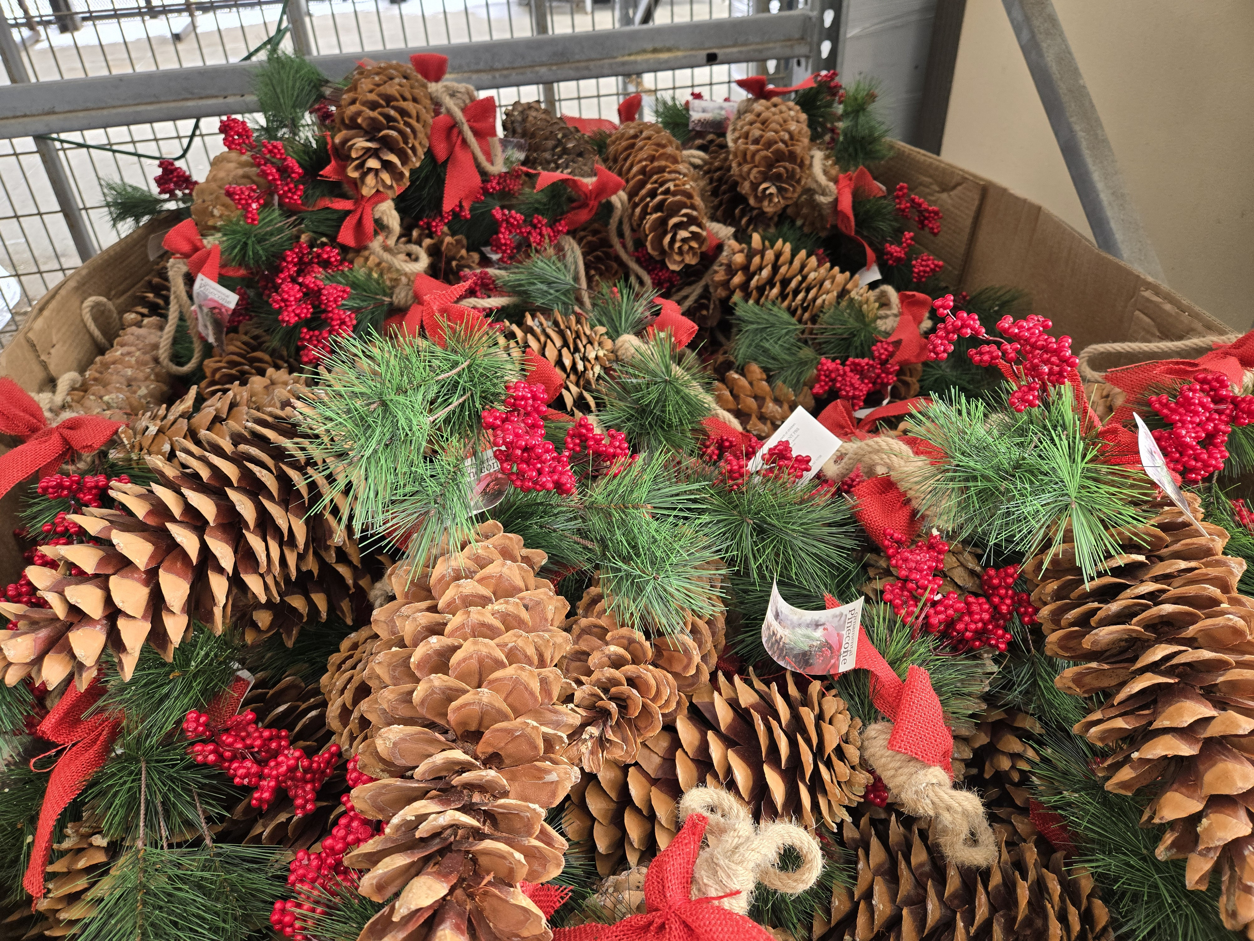 This holiday season, pinecones are all you need!