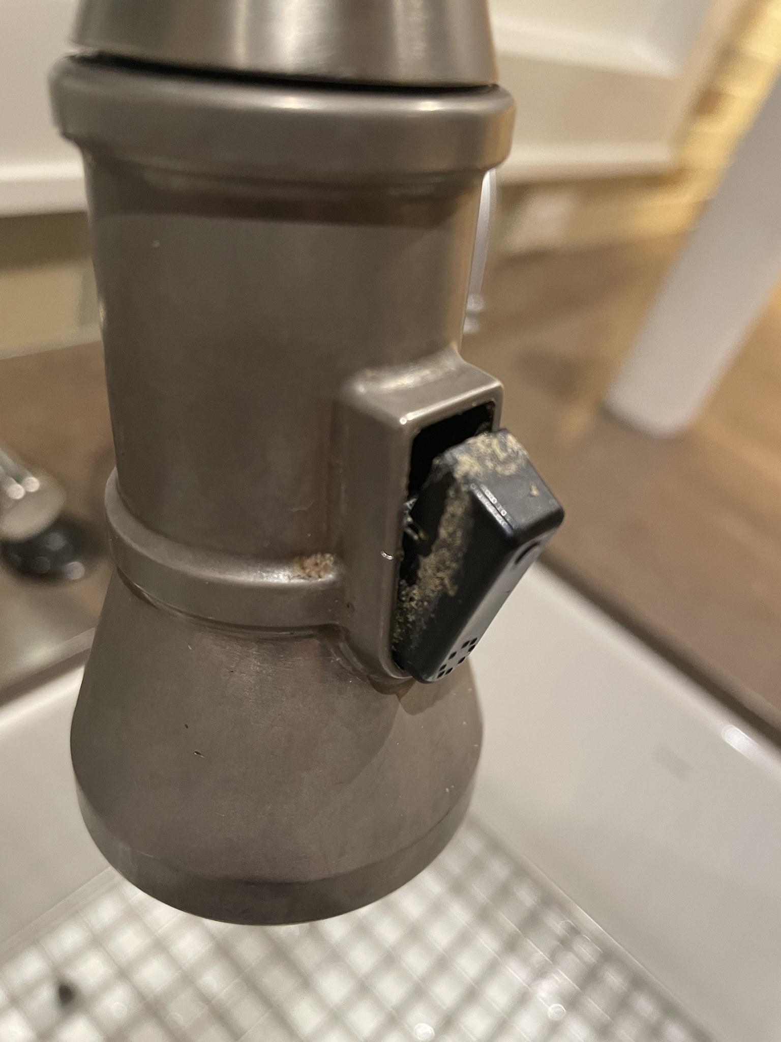 Can I swap the internal sprayer assembly on this kitchen pull-down head without changing the whole thing?