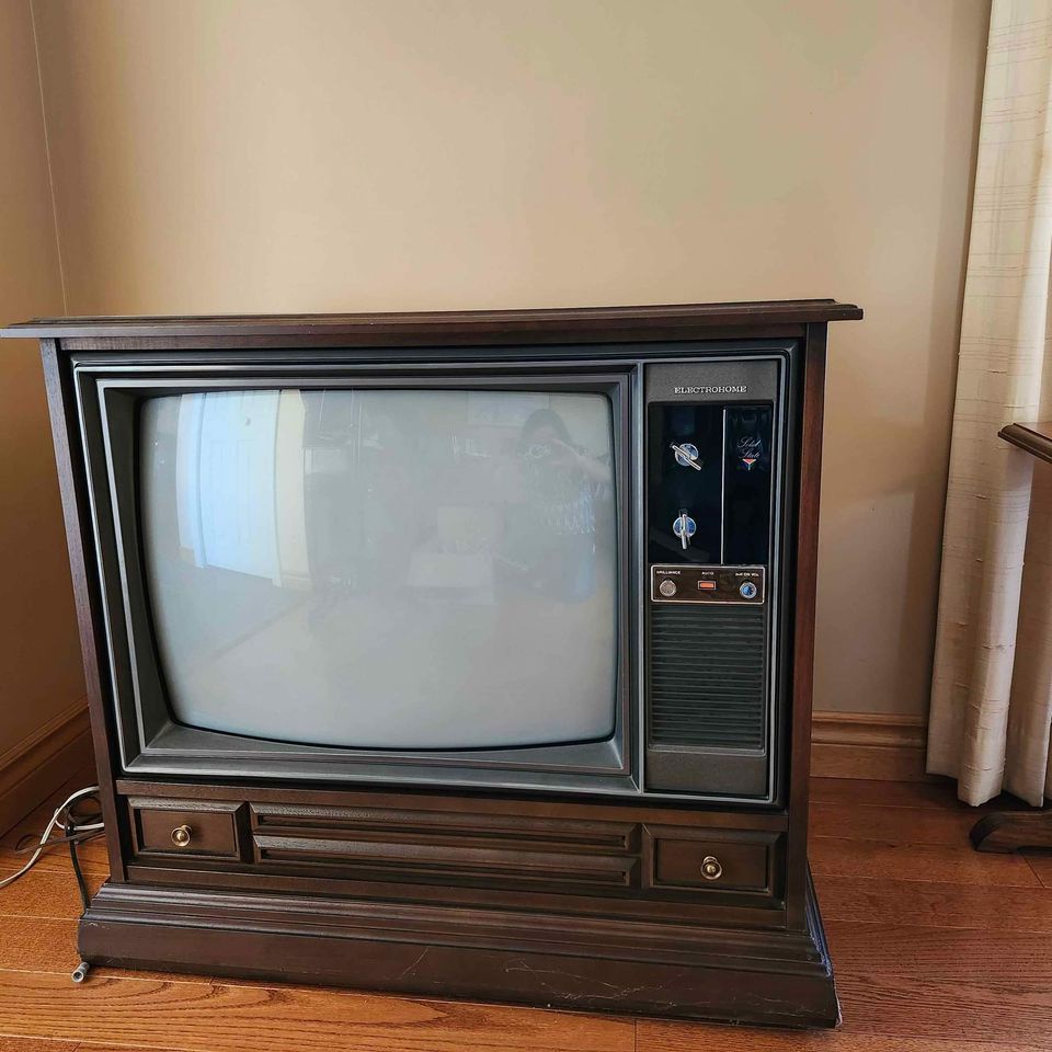 Vintage Electrohome 25" CRT TV from October 5, '76 - JVC chassis model C31527.