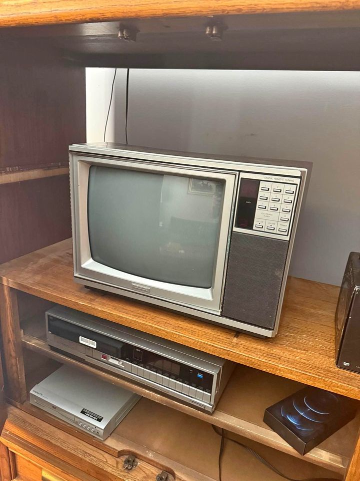 Throwback to Montgomery Ward's Classic 13" CRT from August '85 with Sharp Chassis