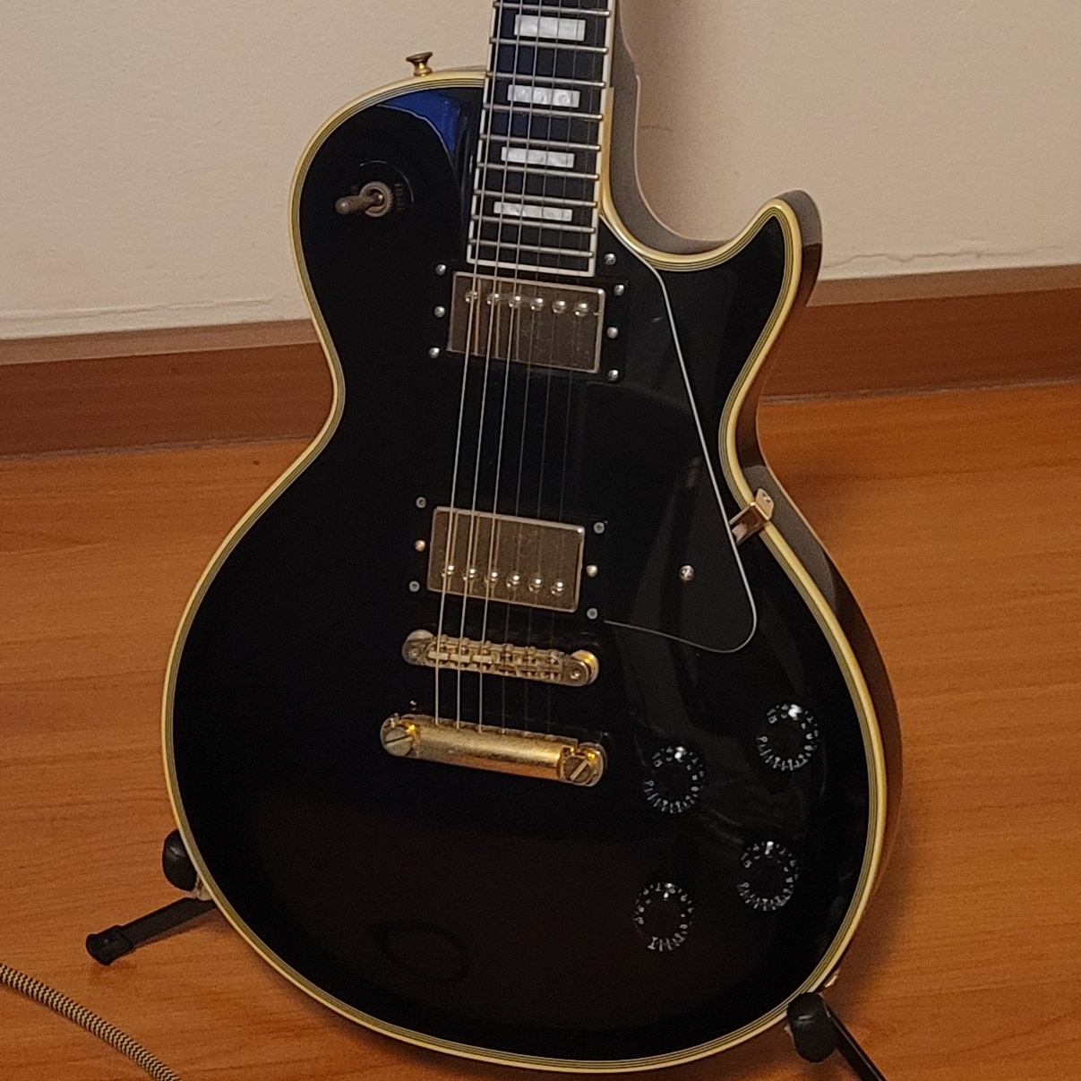 The Timeless Elegance of the 2006 Edwards E-LP92C Black