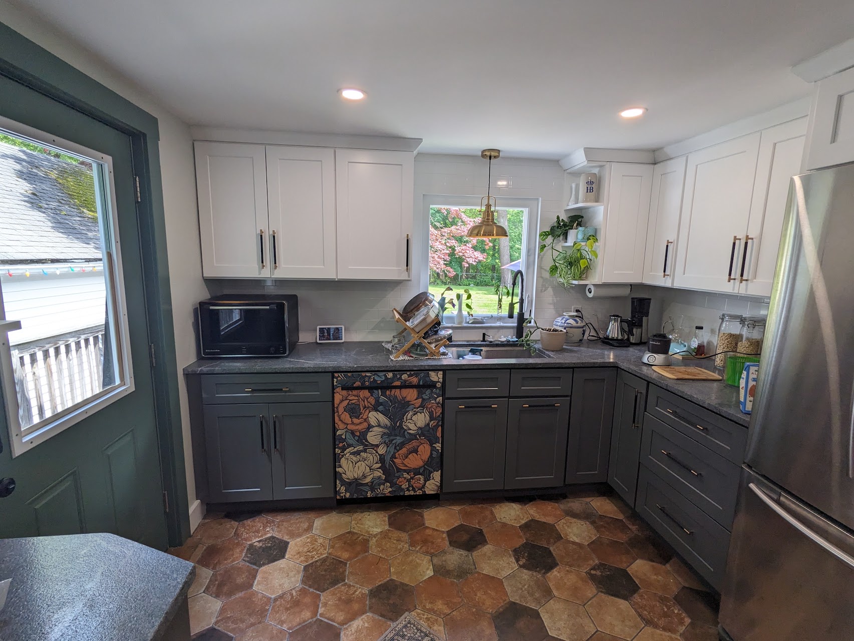 Dishwasher Makeover: The Trendy Vinyl Wrap Transformation