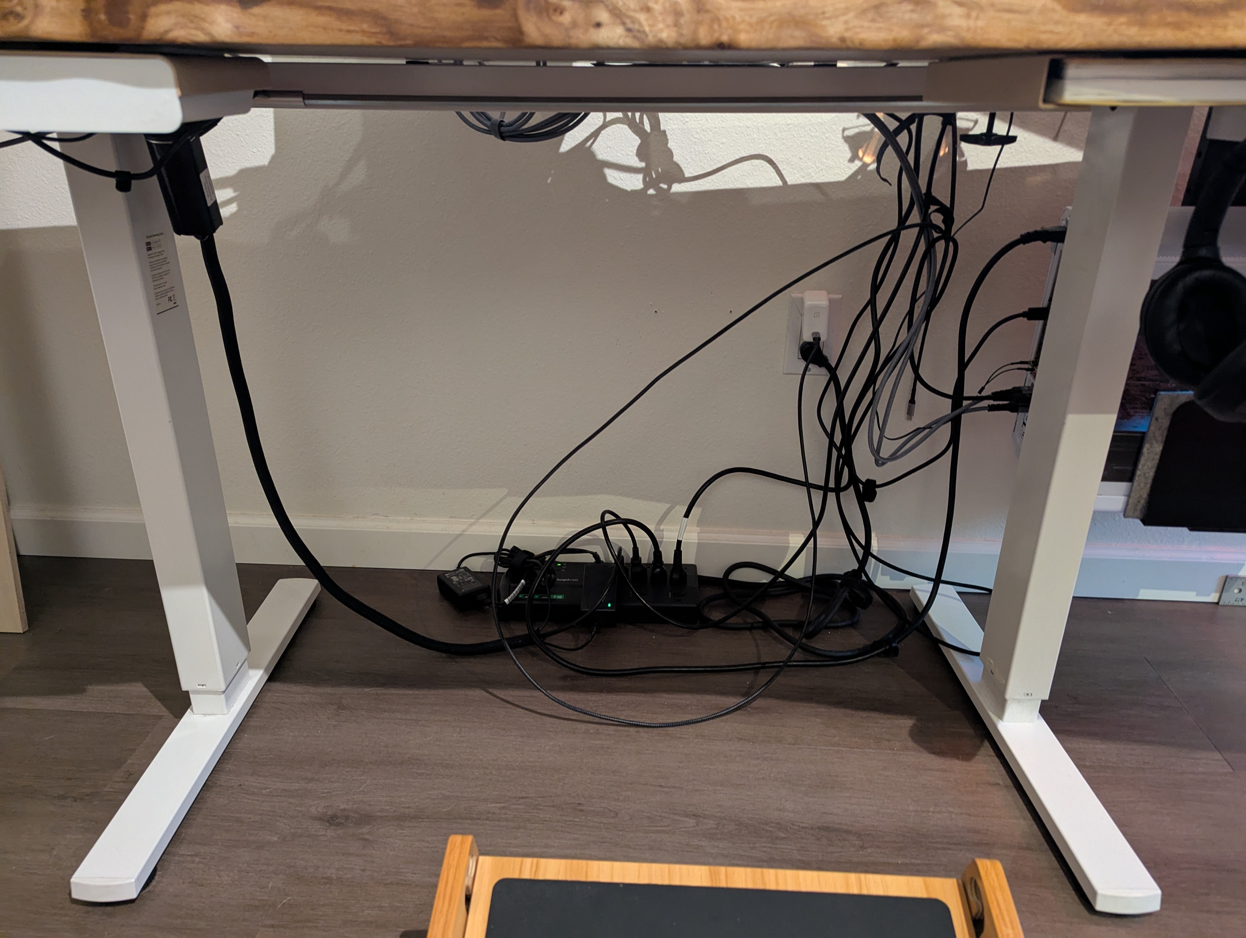 Mastering Desk Cable Management: Tidy Up Your Workspace