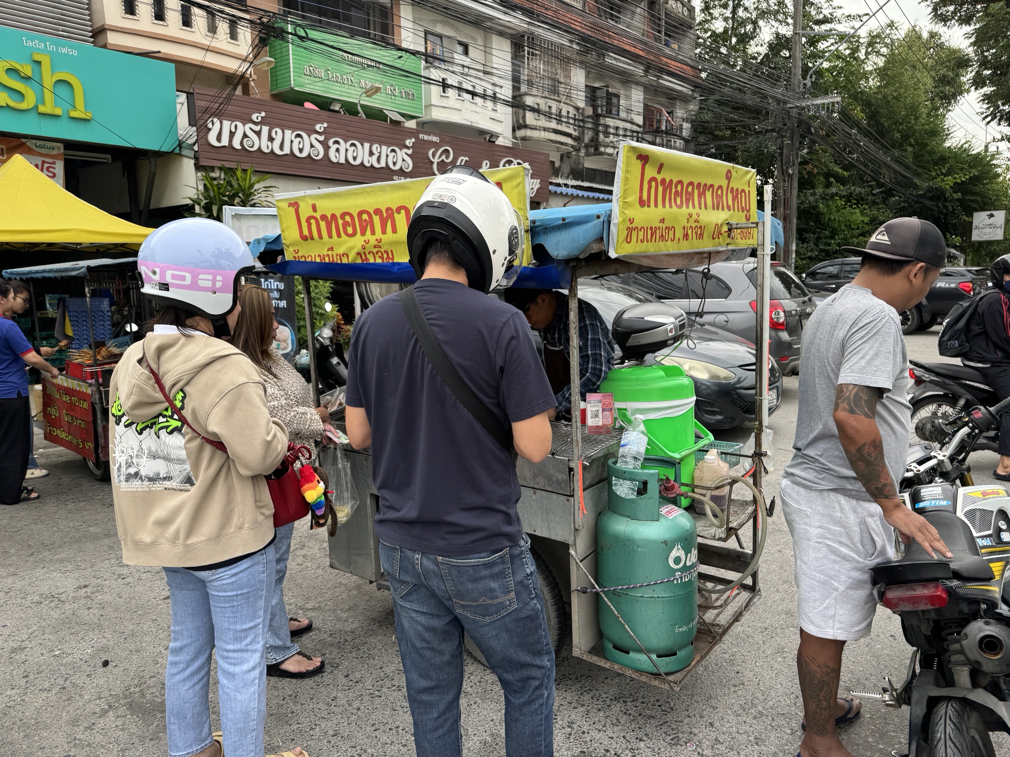 Delicious Thai Street Food: Roadside Fried Chicken Delight