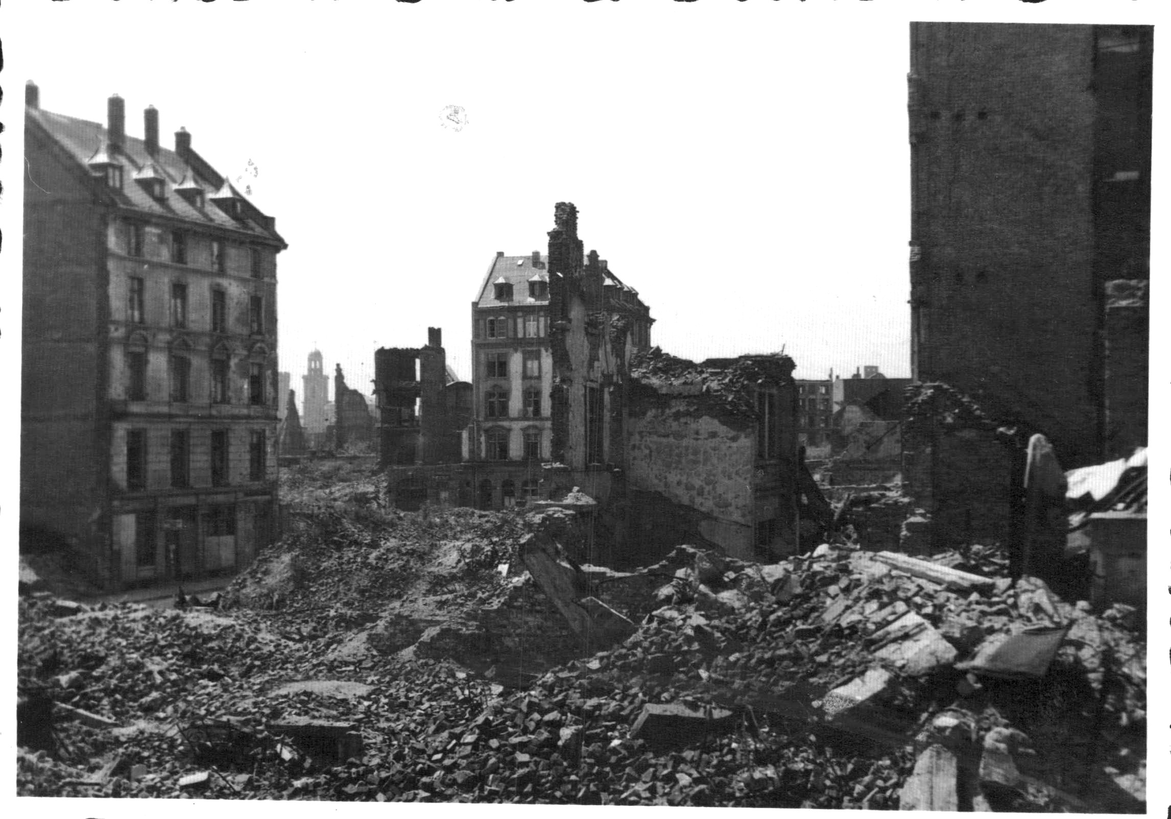 Rare Vintage Photos of Frankfurt's Post-War Reconstruction (1949)