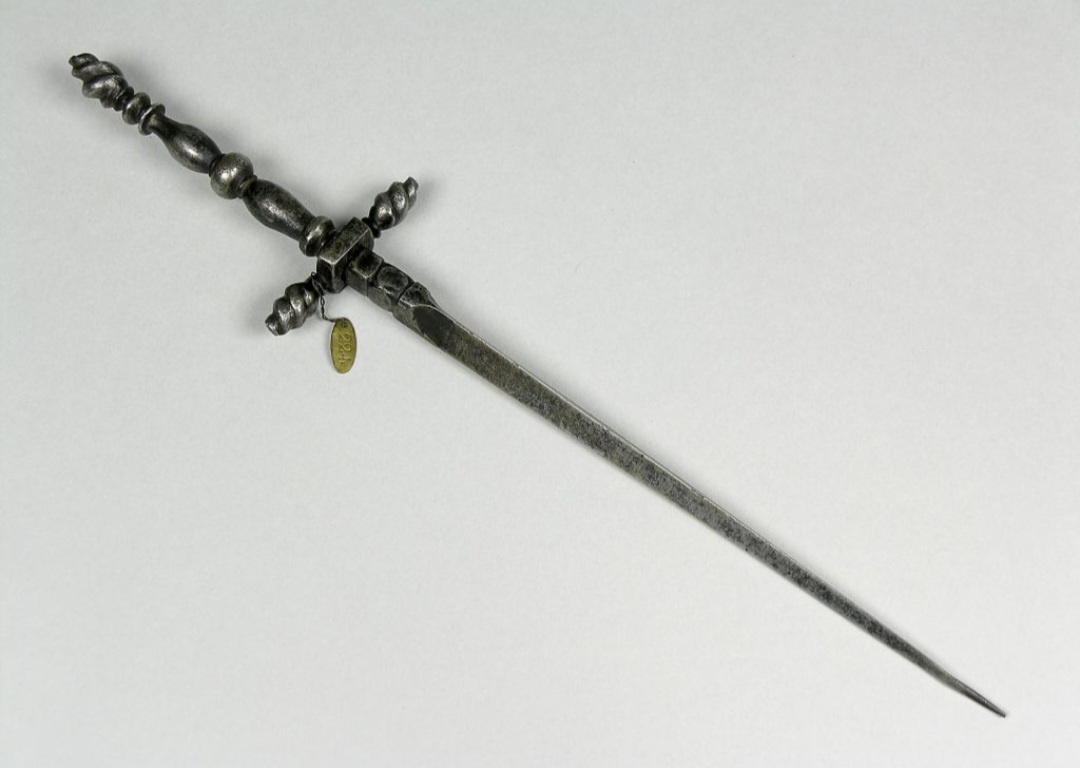 The Elegant Poignard: A Weapon of Distinction