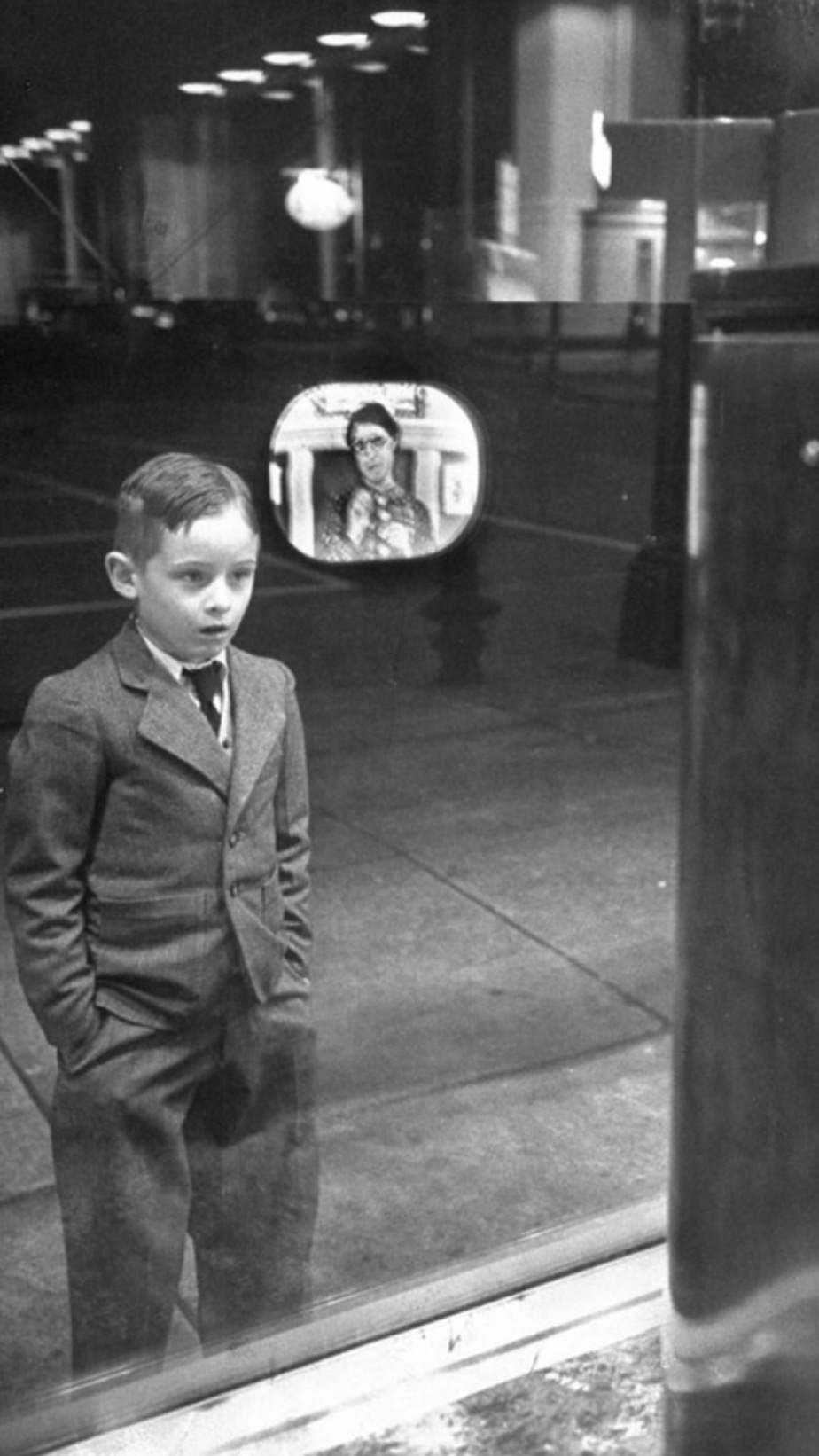 A young boy's awe as he discovers television for the first time in 1949