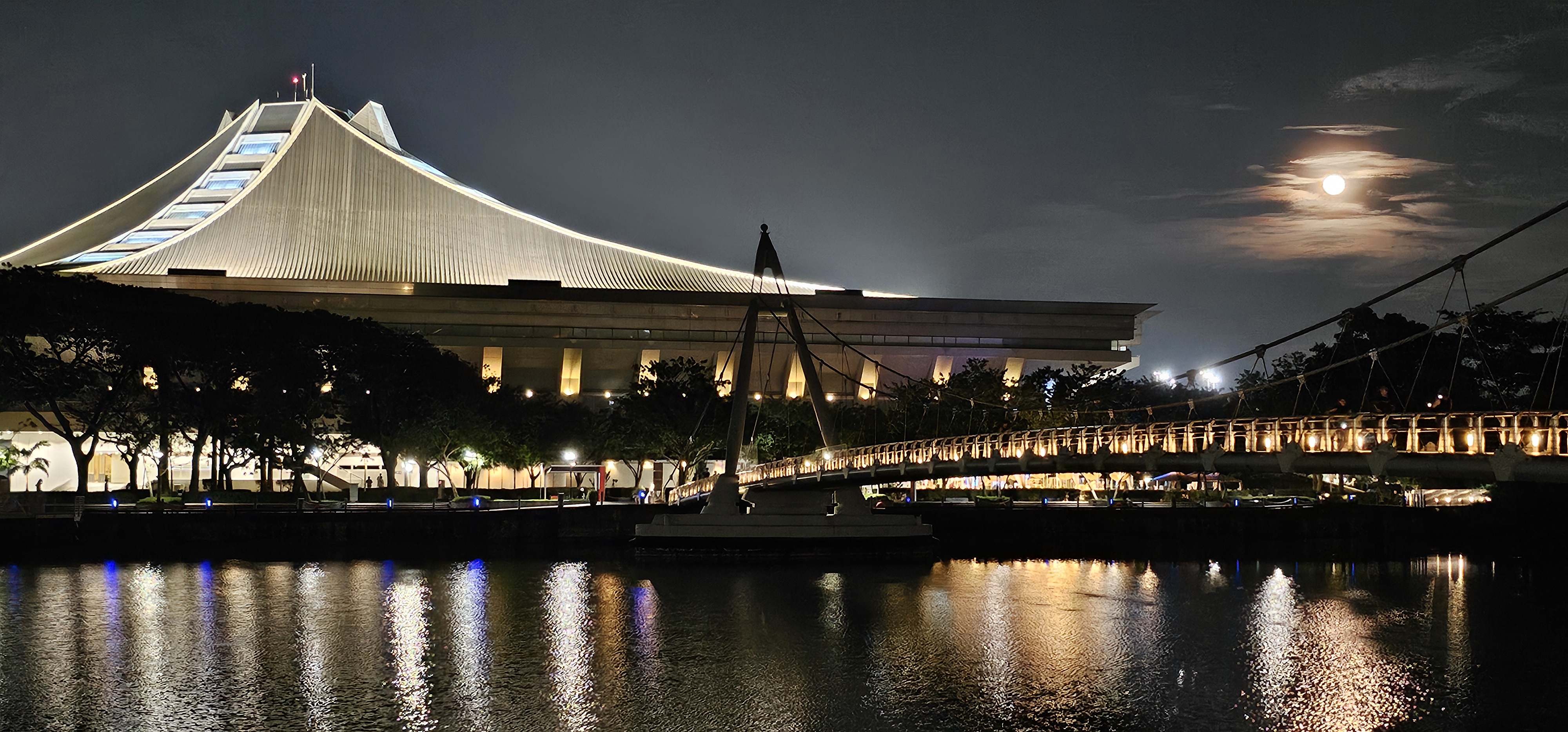 Kallang's Moonlit Beauty After the Rain