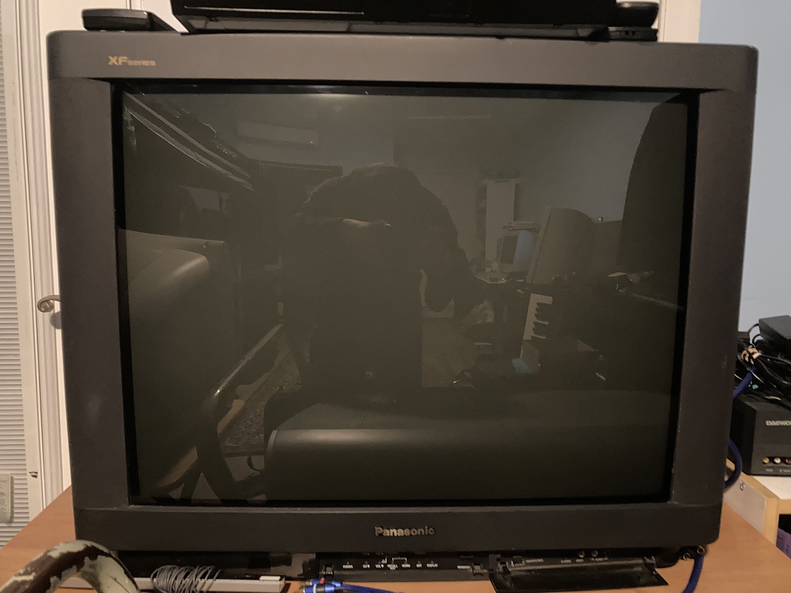 Retro Panasonic 27" CRT TV: A Blast from the Past (1993)