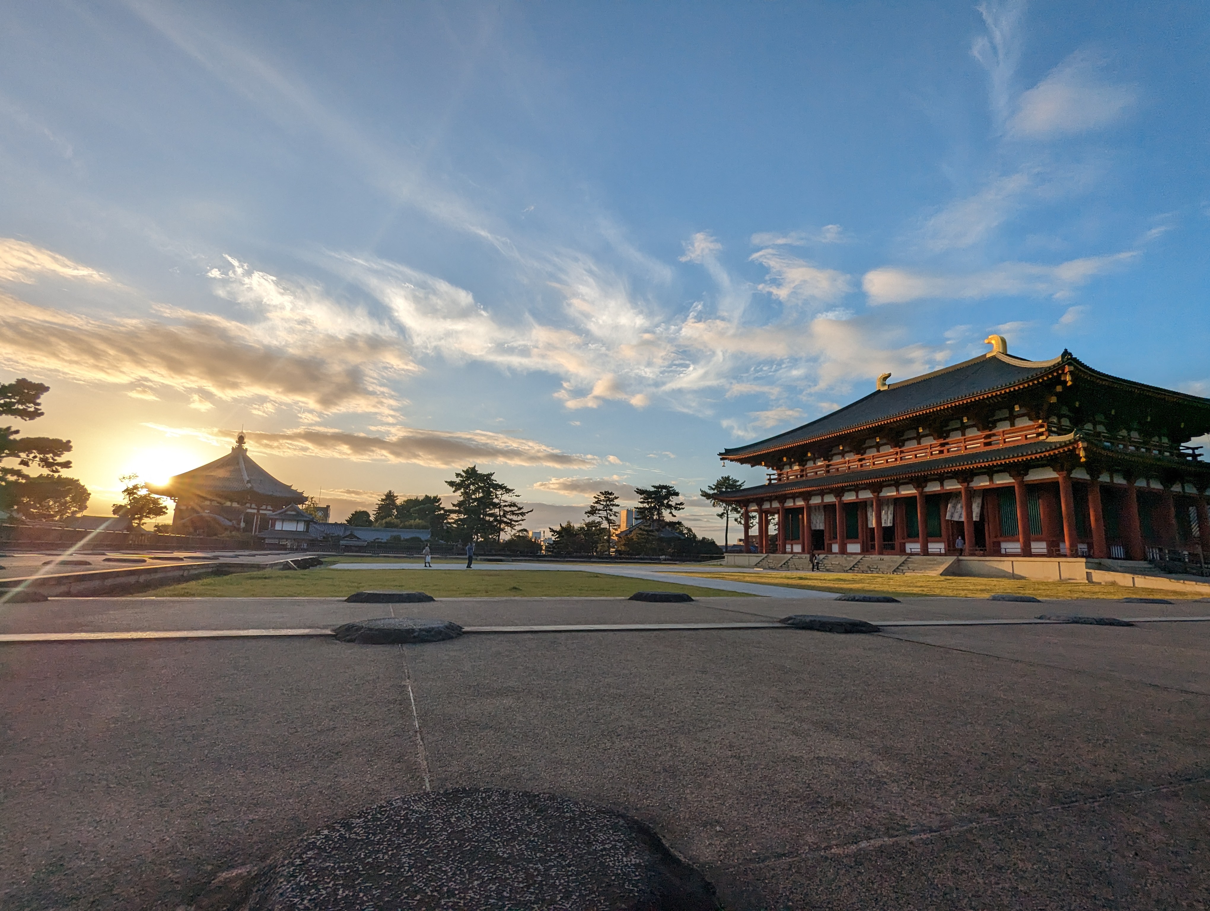 Exploring Kåfuku-ji alongside Comet A3.