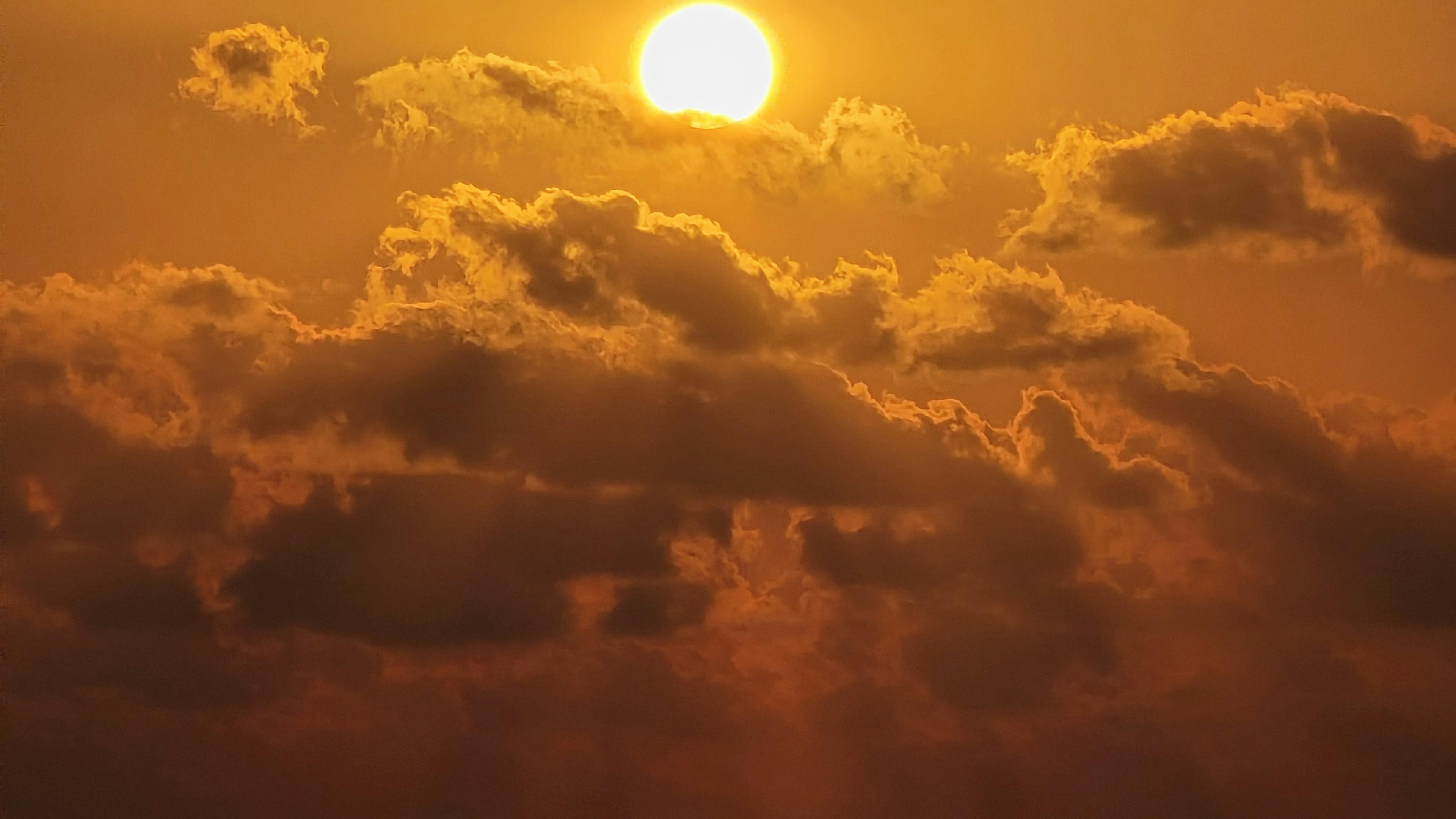 Breathtaking Golden Sunset Over the Ocean