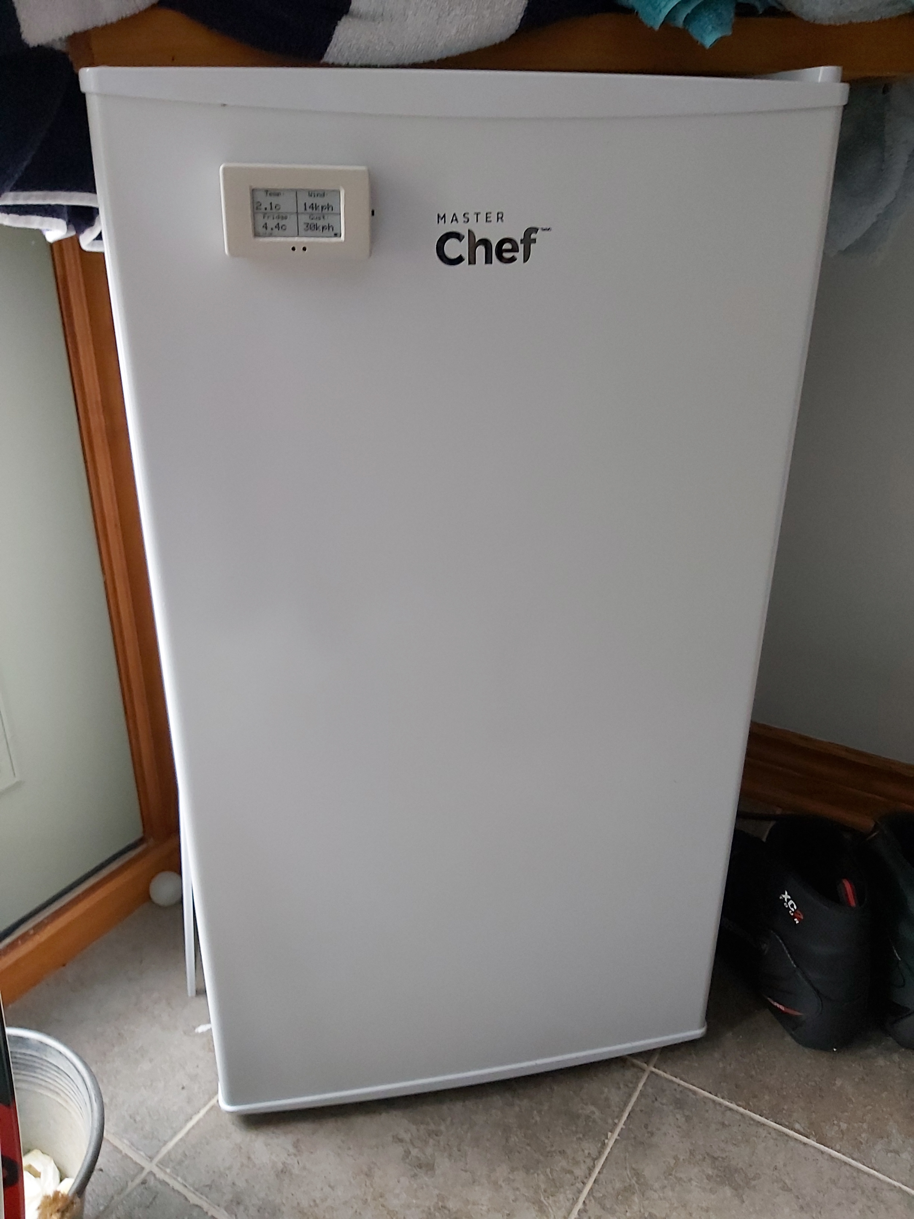 Smart Fridge Monitoring with E-Ink and ESP32C3 Technology